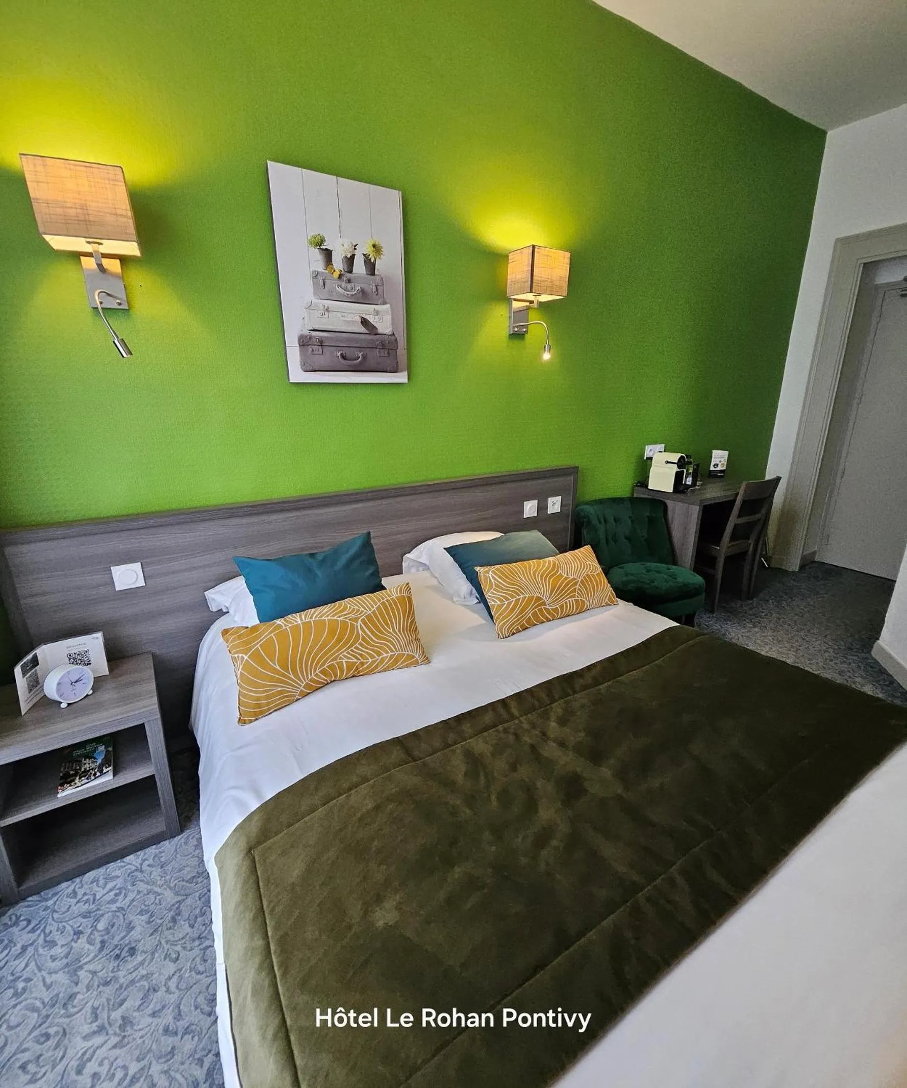 Guests, Bed in Hôtel Le Rohan Charme et Caractère