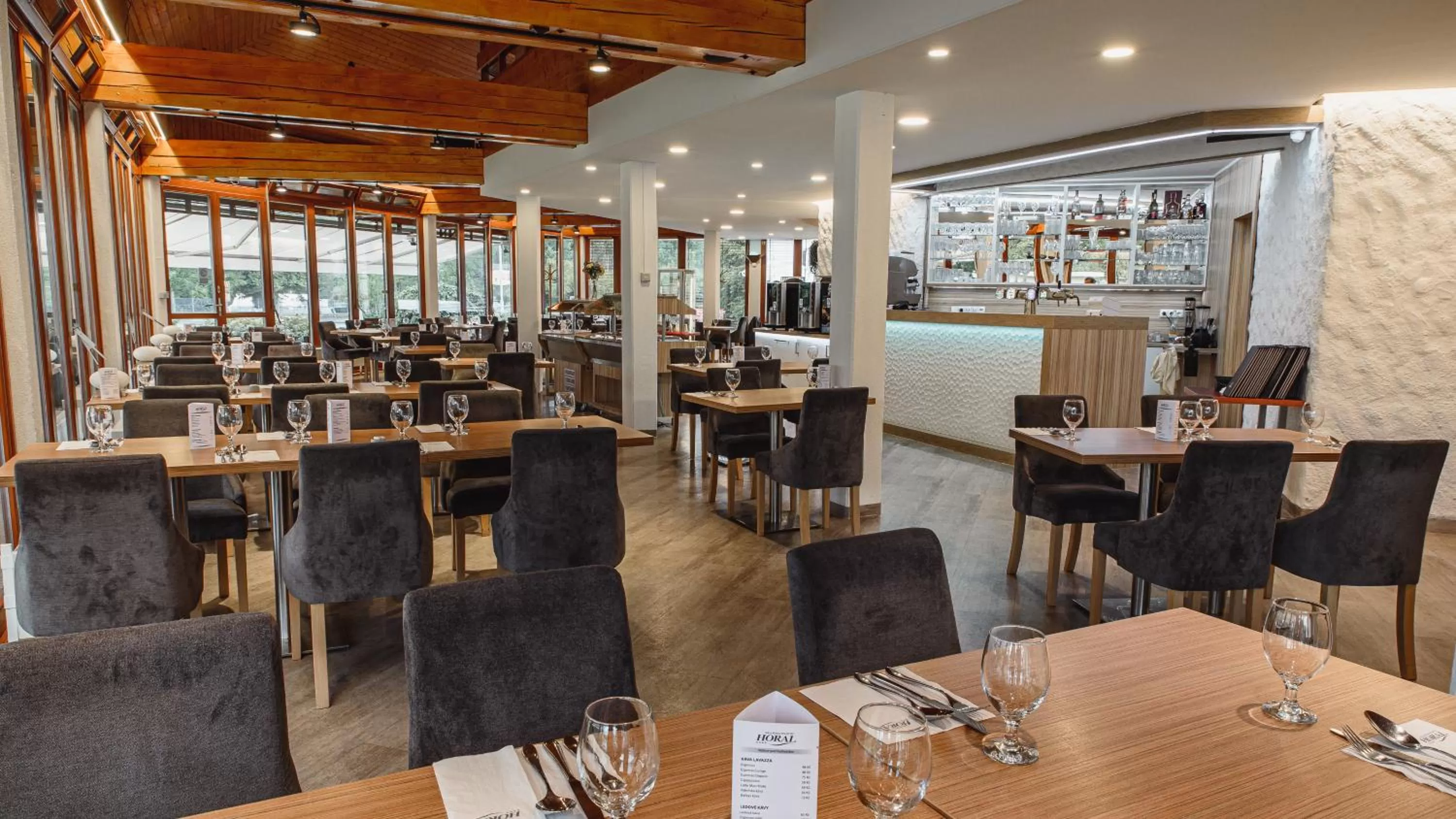 Restaurant/places to eat in Hotel Horal