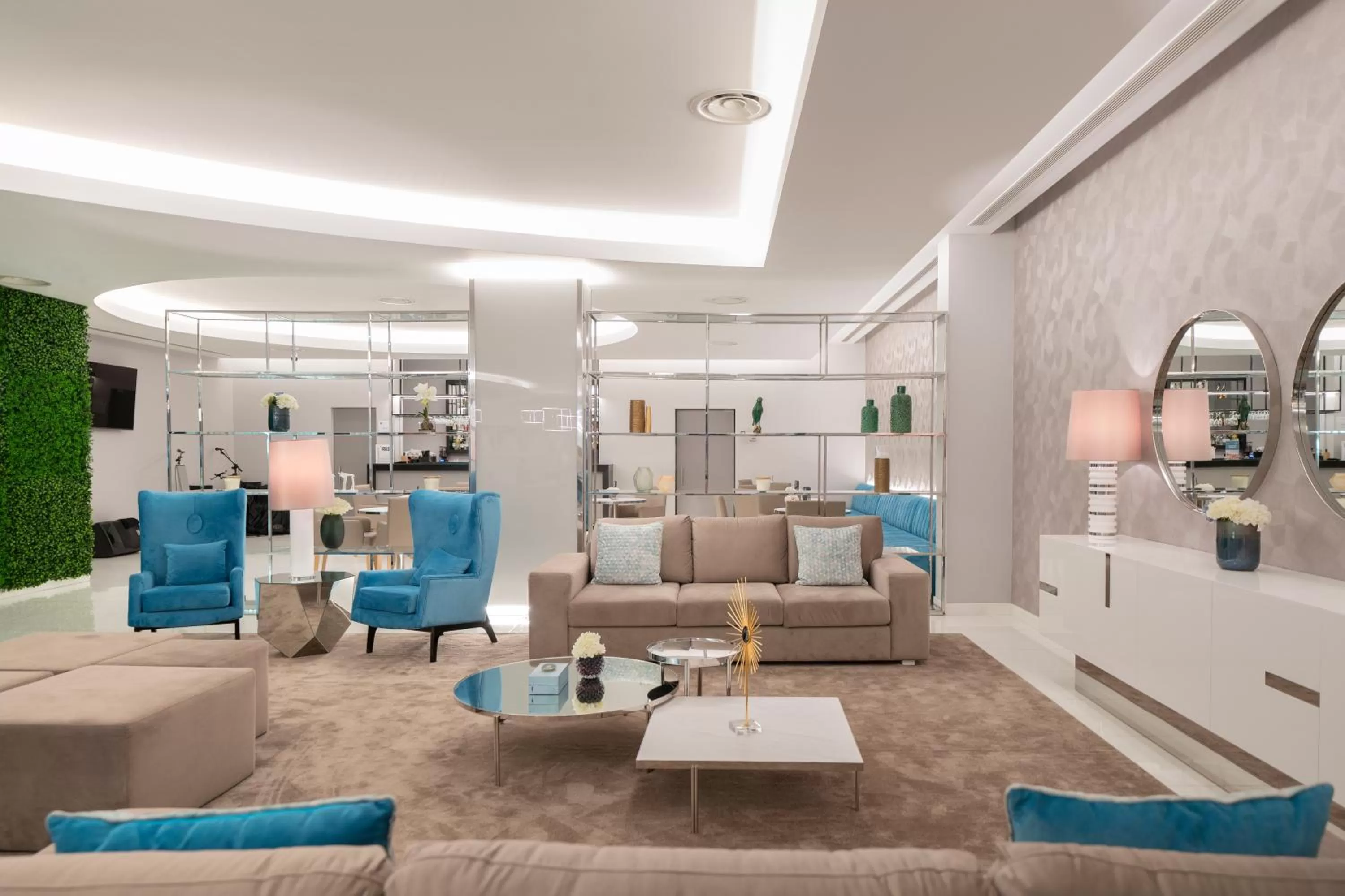 Communal lounge/ TV room in Vila Baleira Funchal