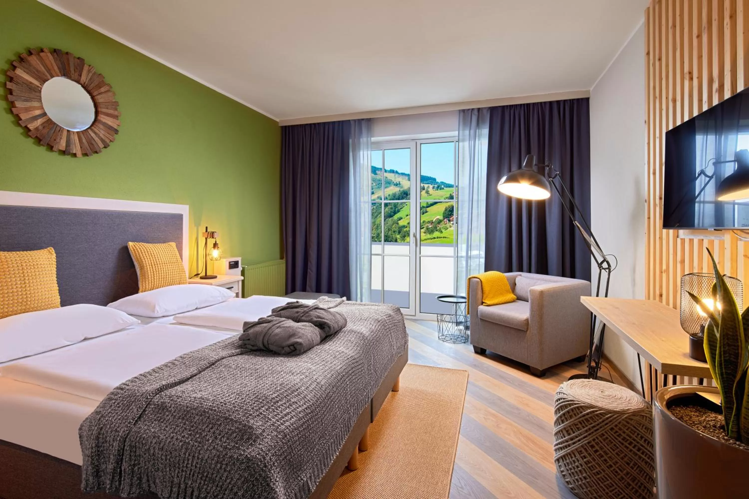 Photo of the whole room, Bed in ever grün KAPRUN