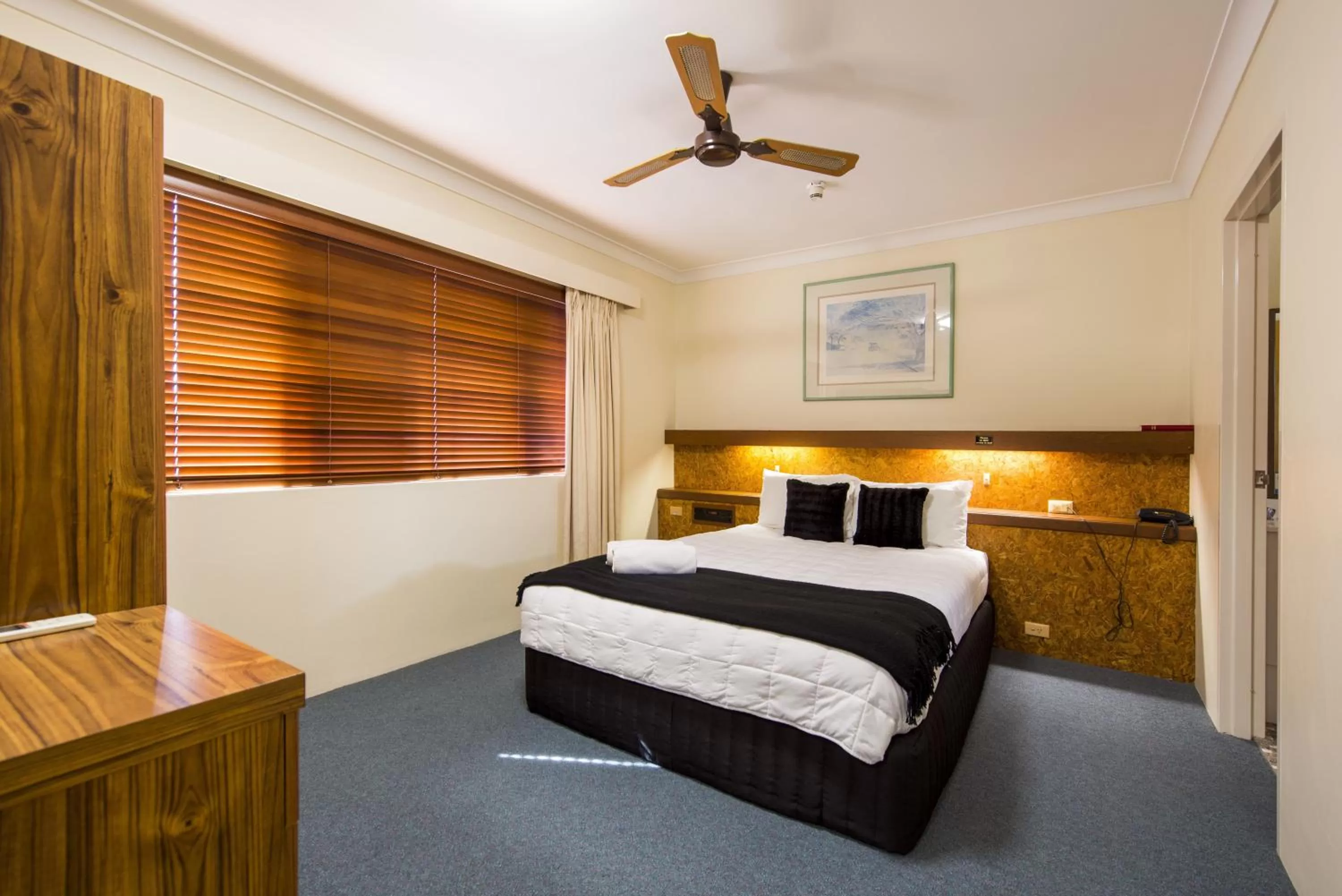 Bed in Abbey Motor Inn