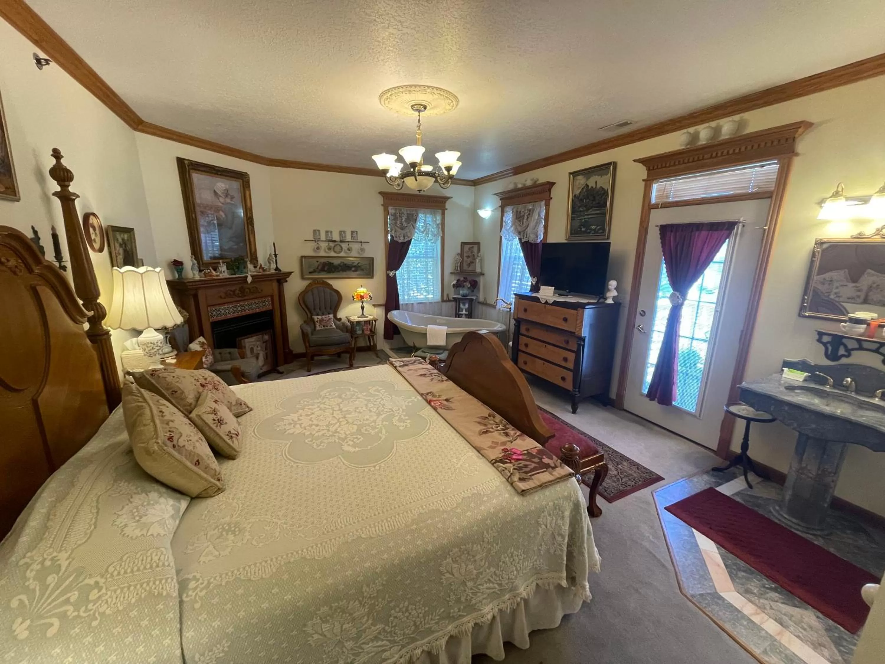 Bedroom in Big Yellow Inn