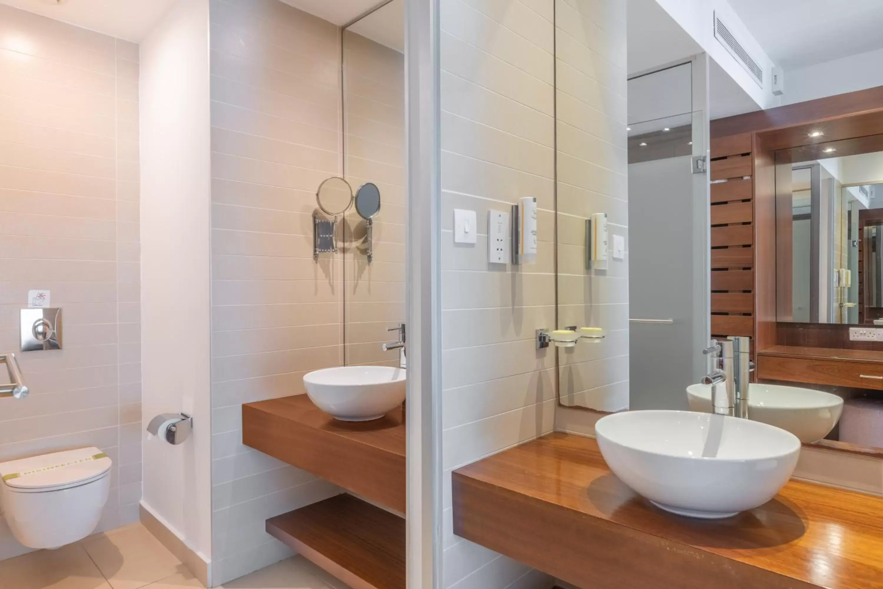 Junior Suite in Napa Mermaid Hotel & Suites Junior Suite in Napa Mermaid Hotel & Suites