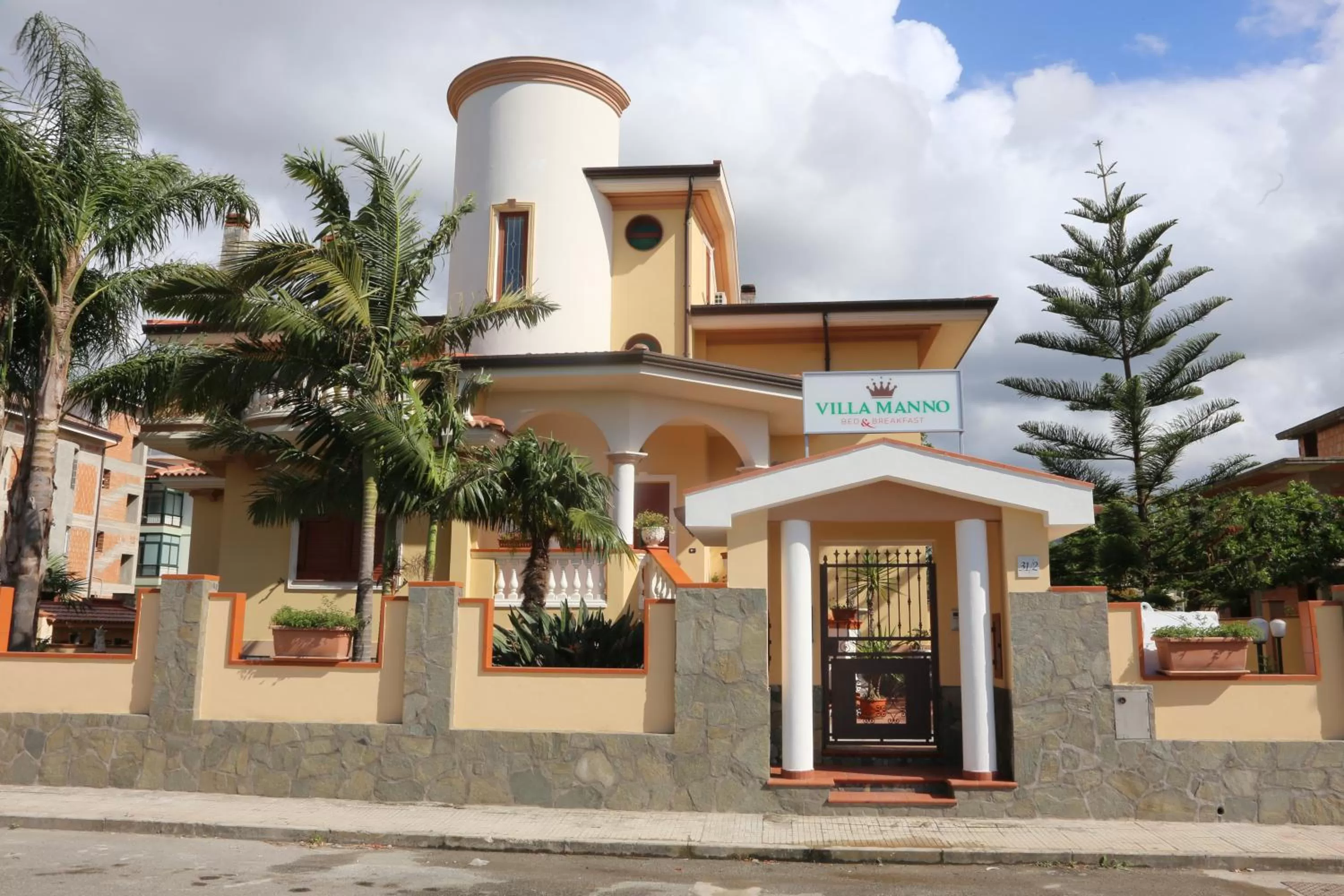 Facade/entrance in Villa Manno