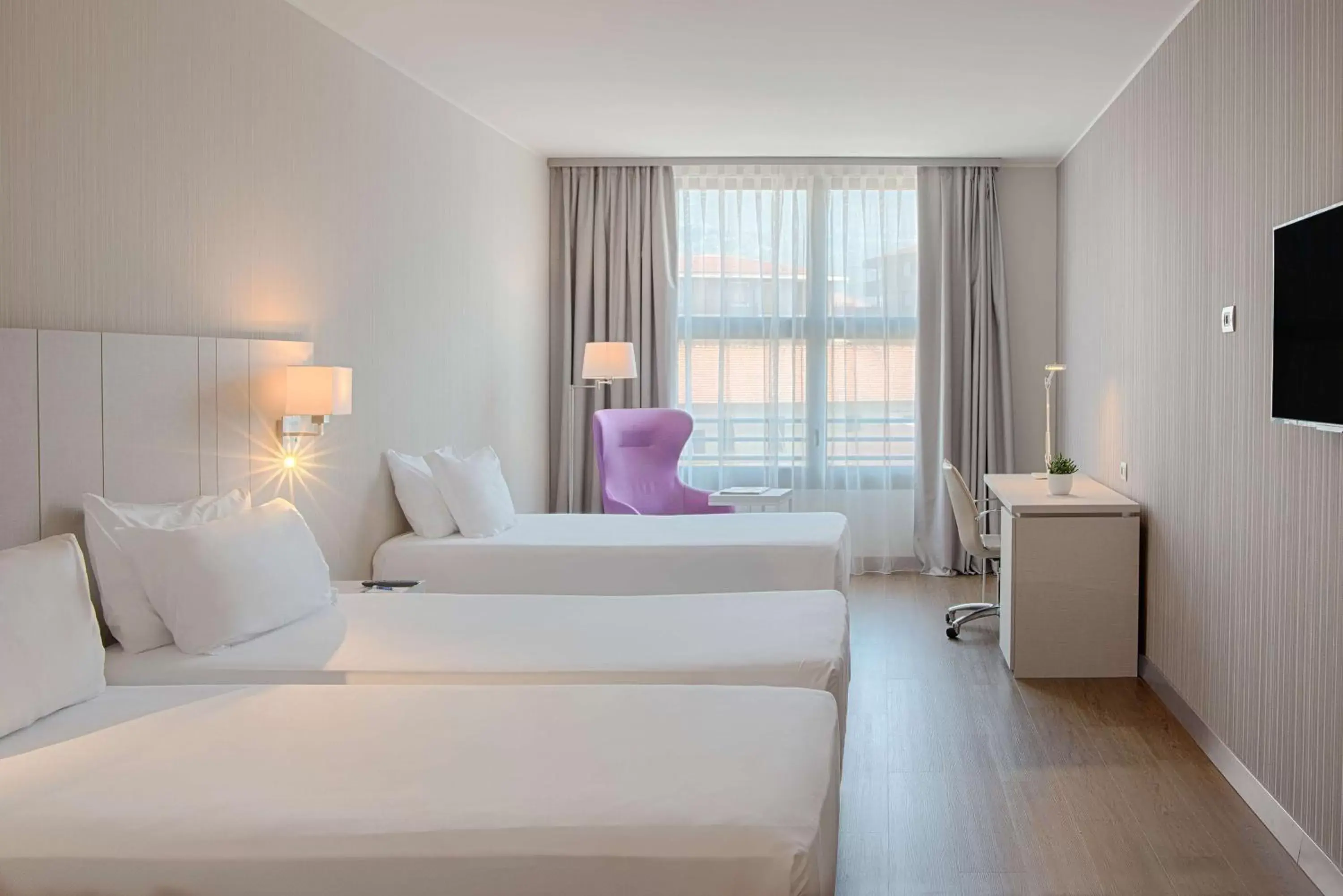 Family Room (2 Adults + 2 Children) in NH Lecco Pontevecchio Family Room (2 Adults + 2 Children) in NH Lecco Pontevecchio