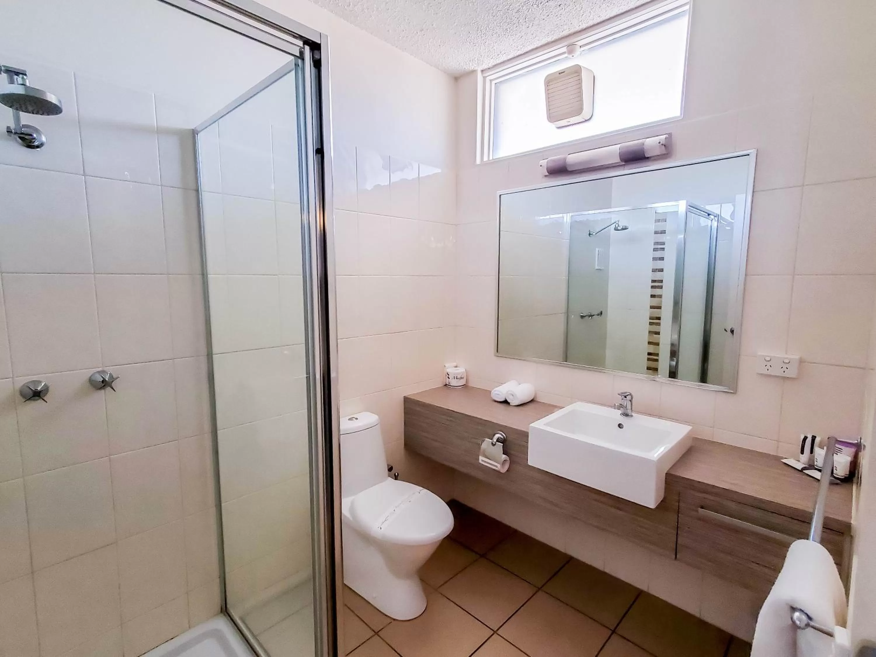 Bathroom in Sandors Motor Inn