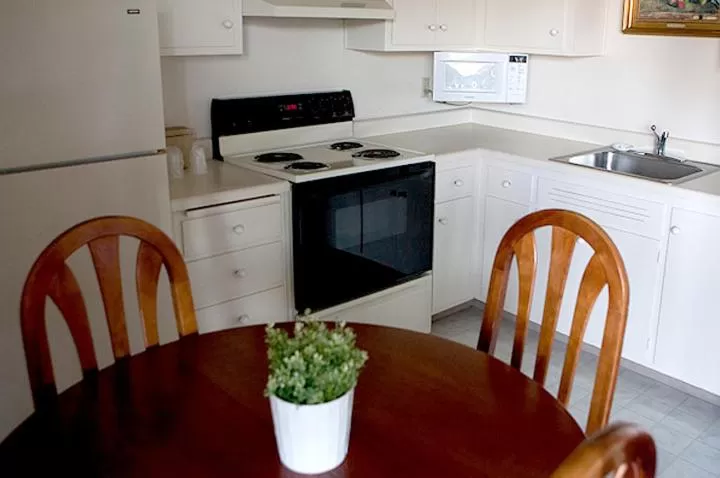 Kitchen or kitchenette in Coral Reef Inn & Condo Suites