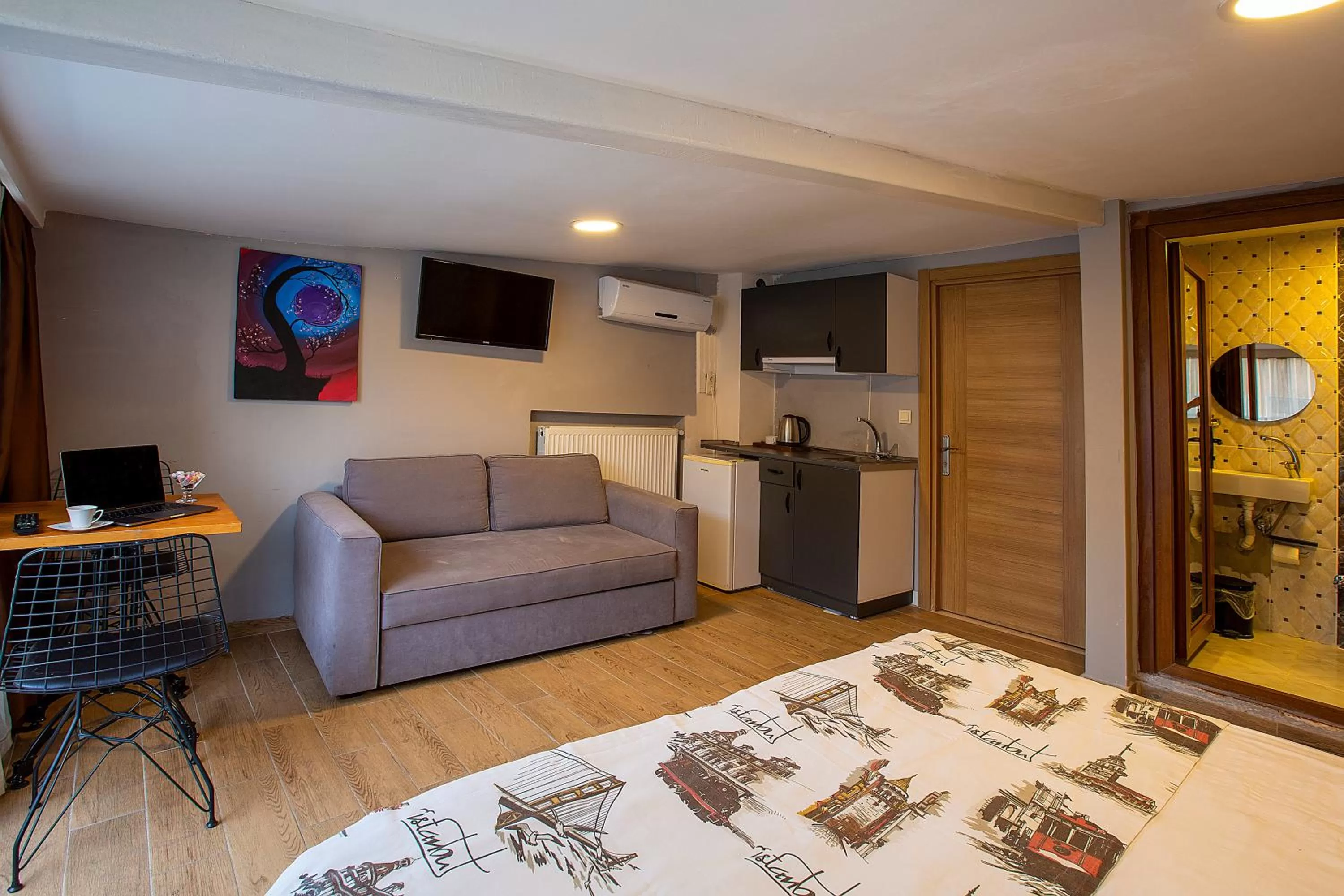 Communal lounge/ TV room in Pera Sultan Suit