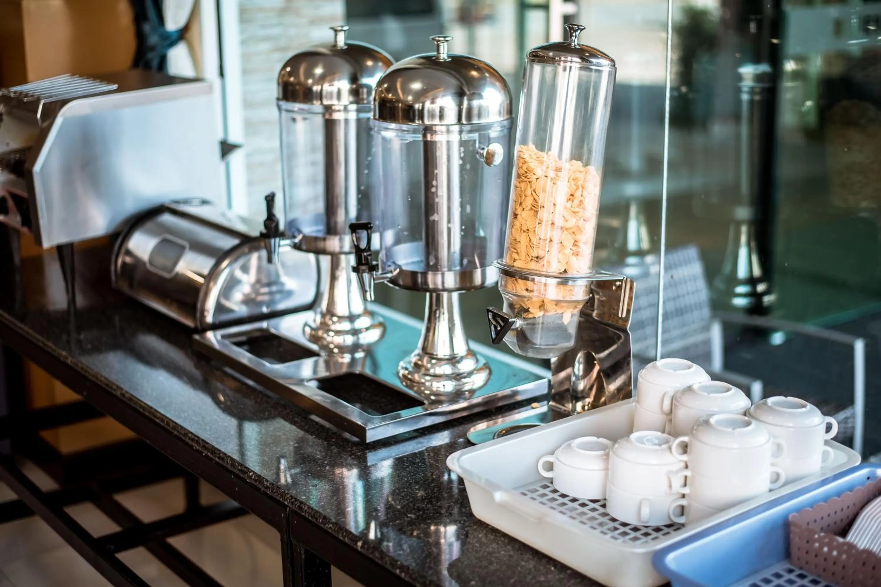 Restaurant/places to eat in Blue Sky Residence Airport