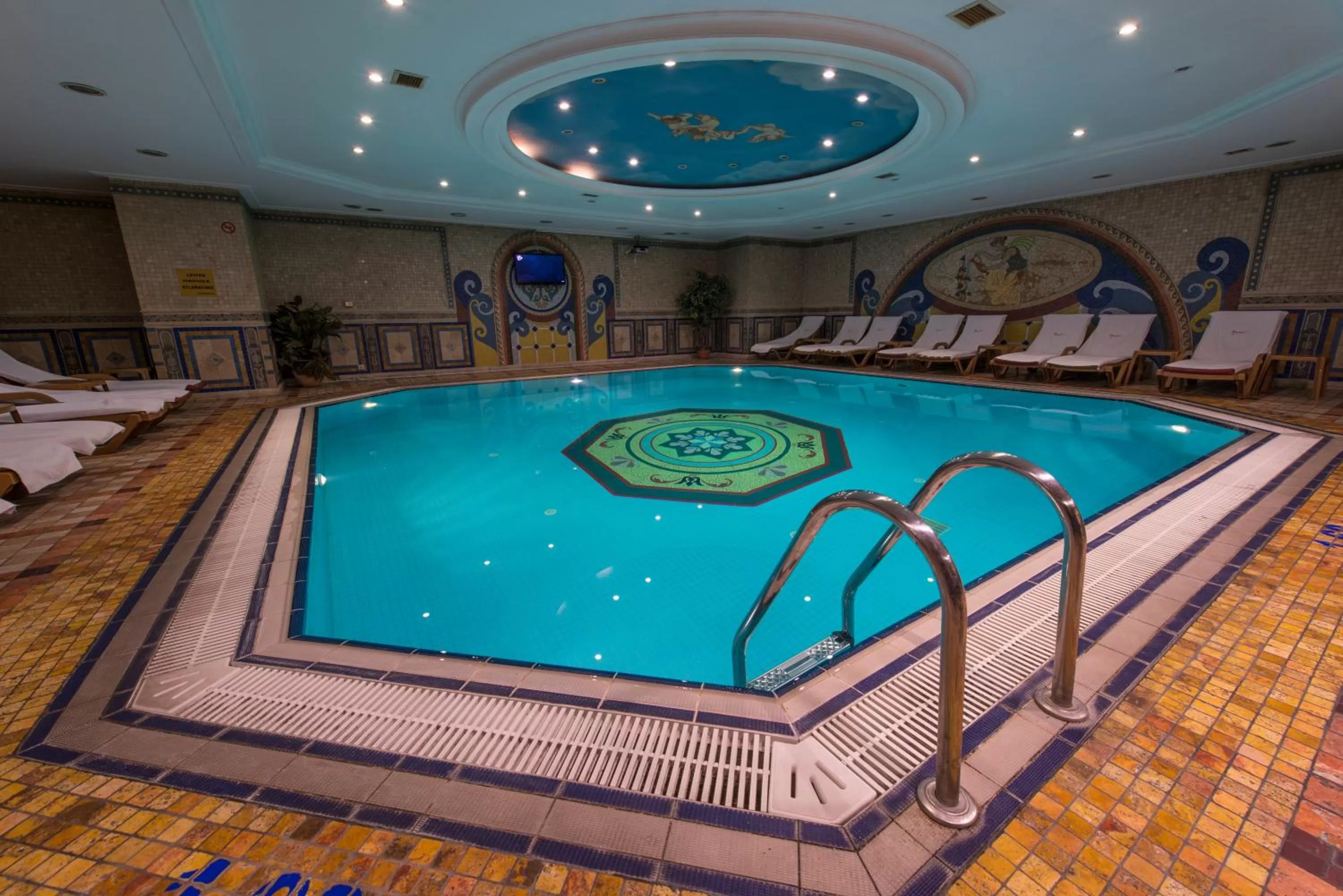 Swimming pool in Akar International Hotel