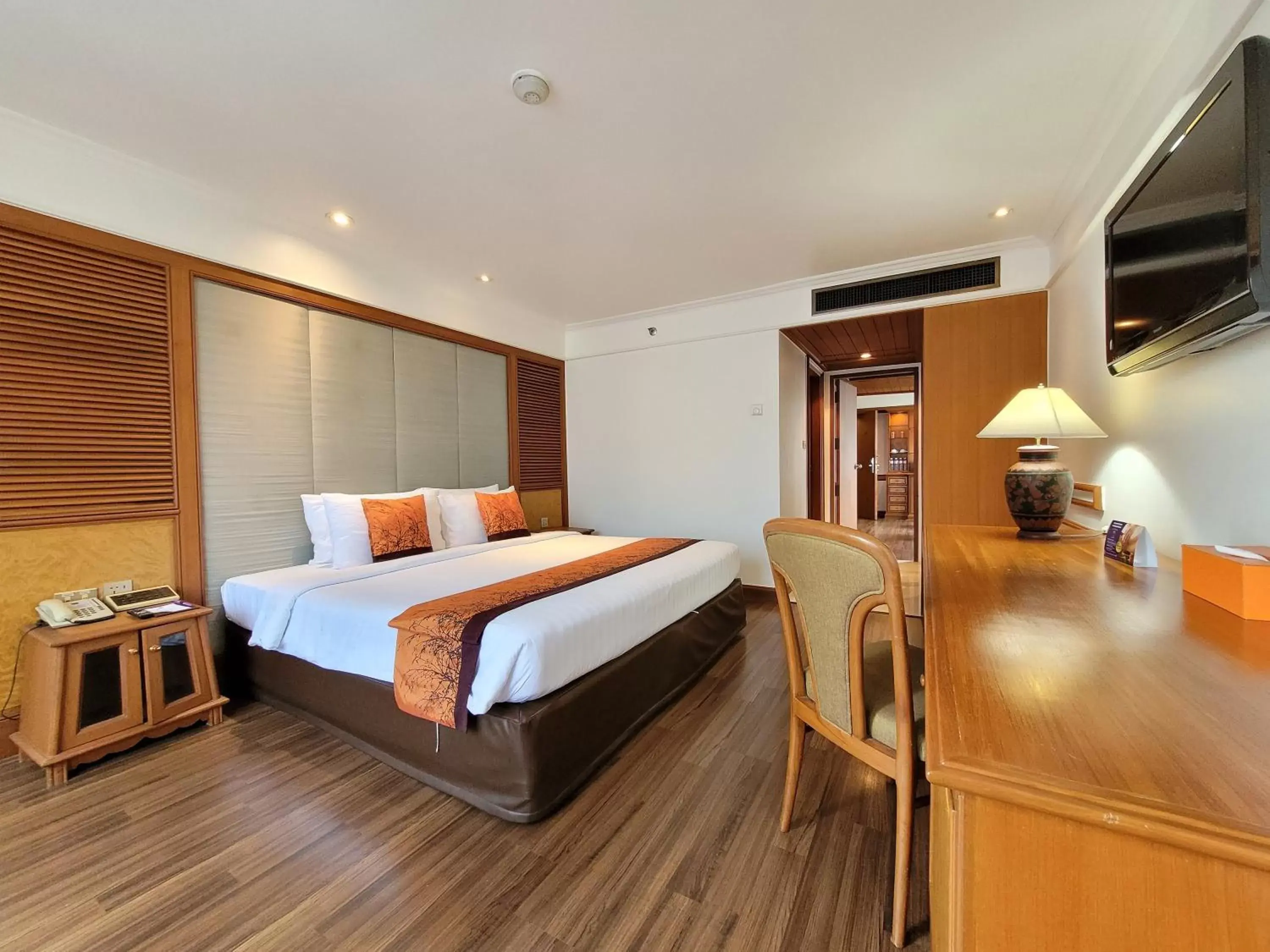Executive Suite in Bangkok Hotel Lotus Sukhumvit 33 by Compass Hospitality Executive Suite in Bangkok Hotel Lotus Sukhumvit 33 by Compass Hospitality
