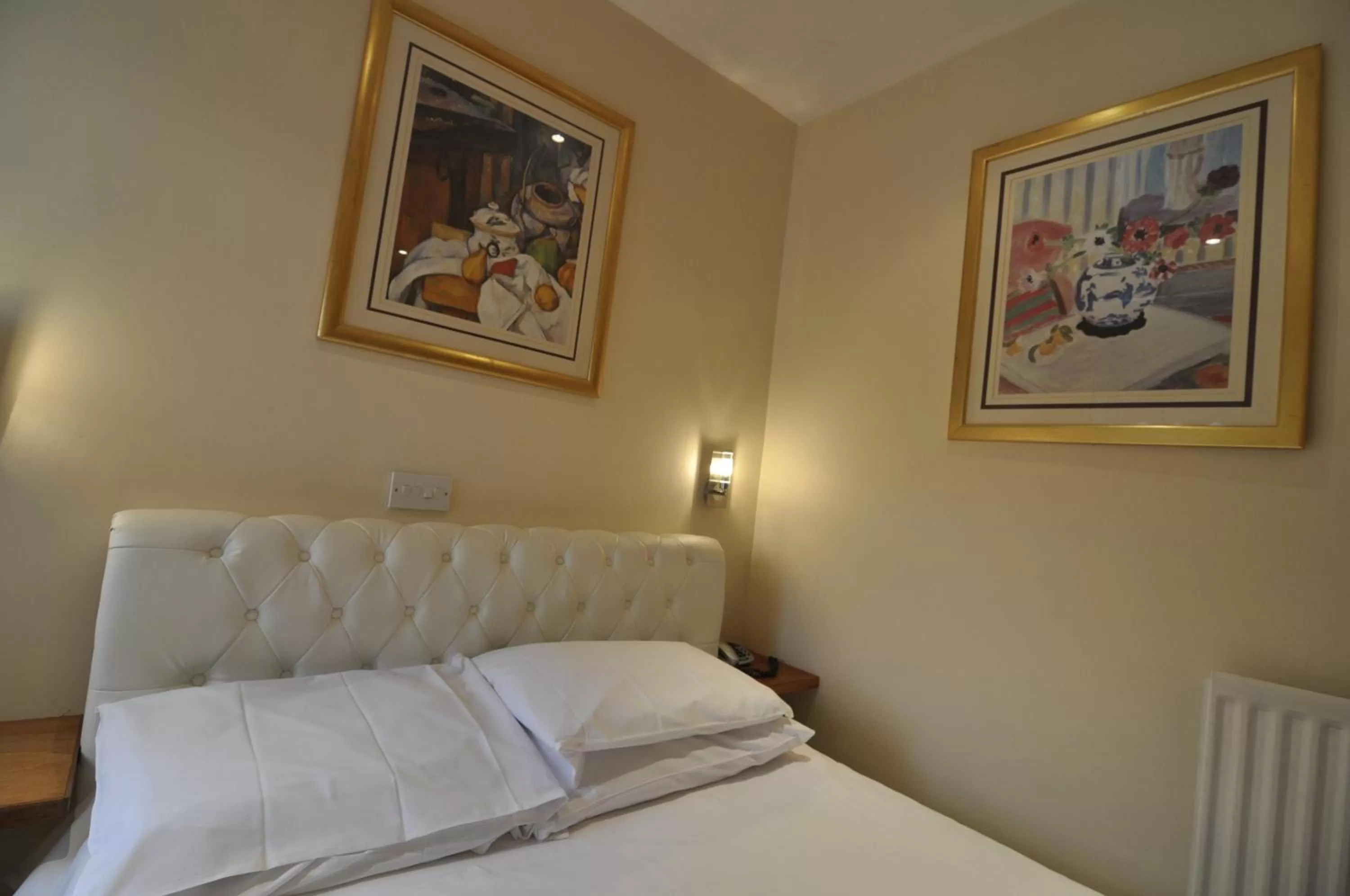 Bed in The Roundabout Hotel