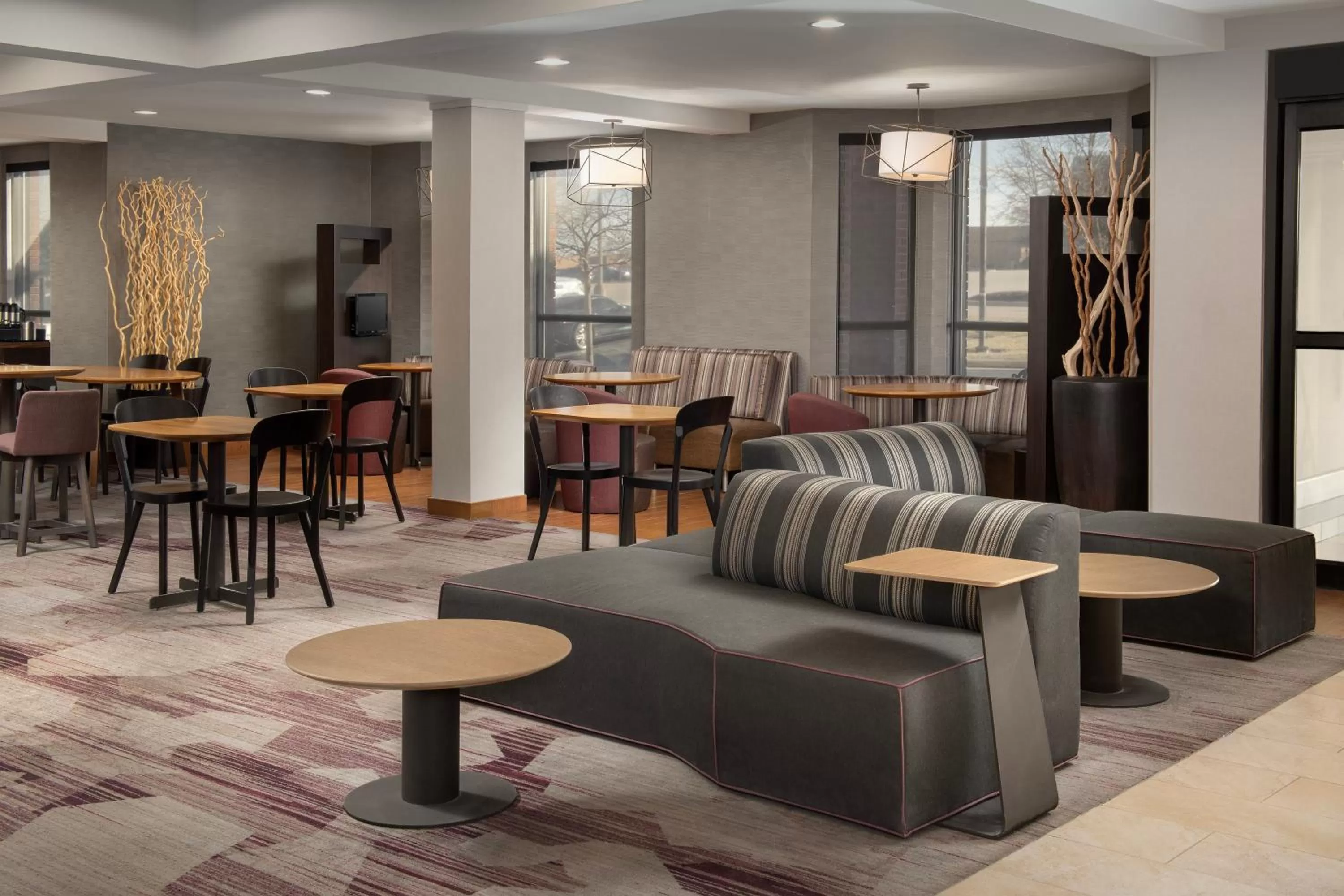 Seating area in Courtyard by Marriott Dayton Beavercreek