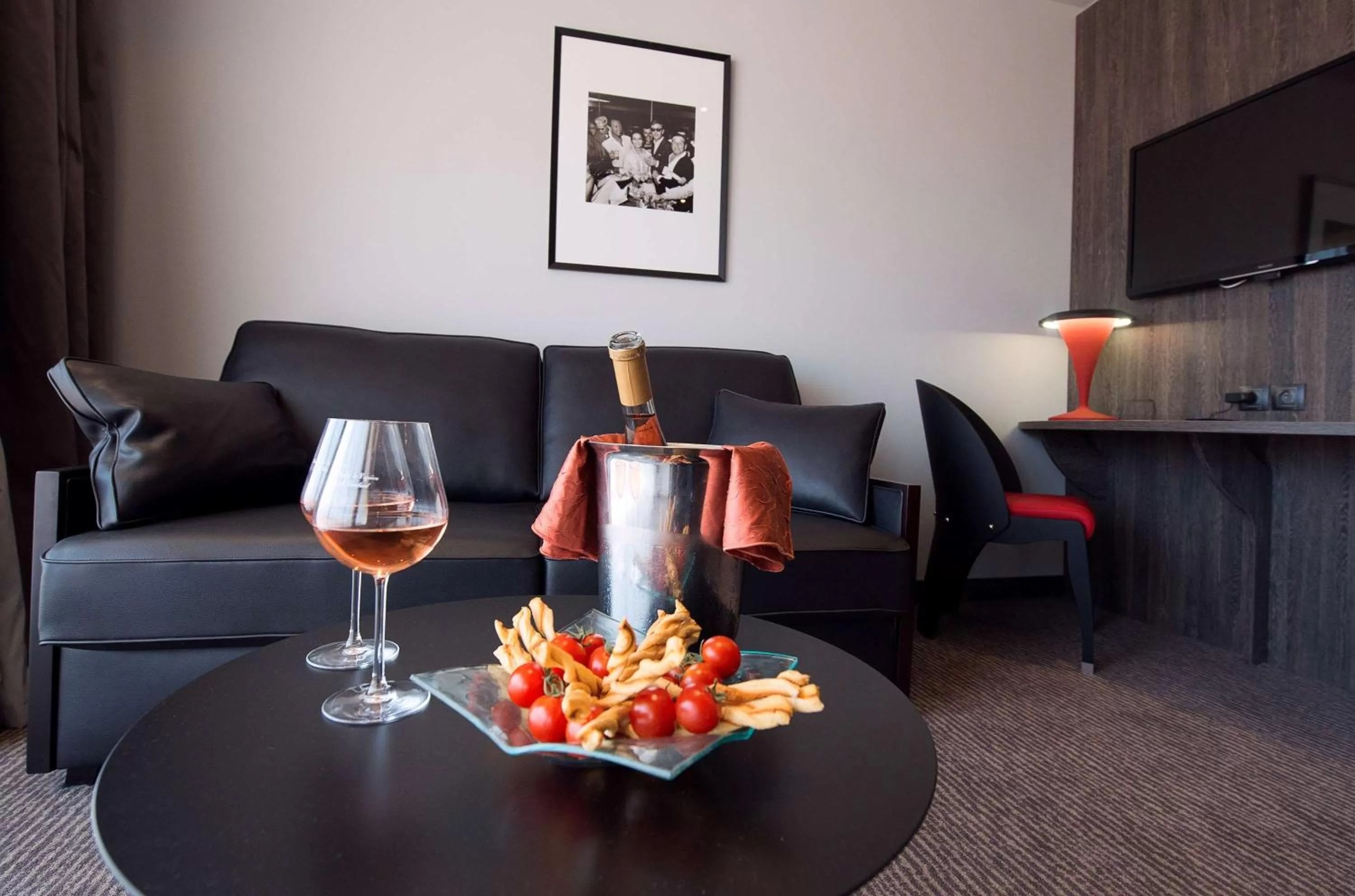 TV and multimedia in Best Western Premier Le Patio des Artistes Wellness Jacuzzi