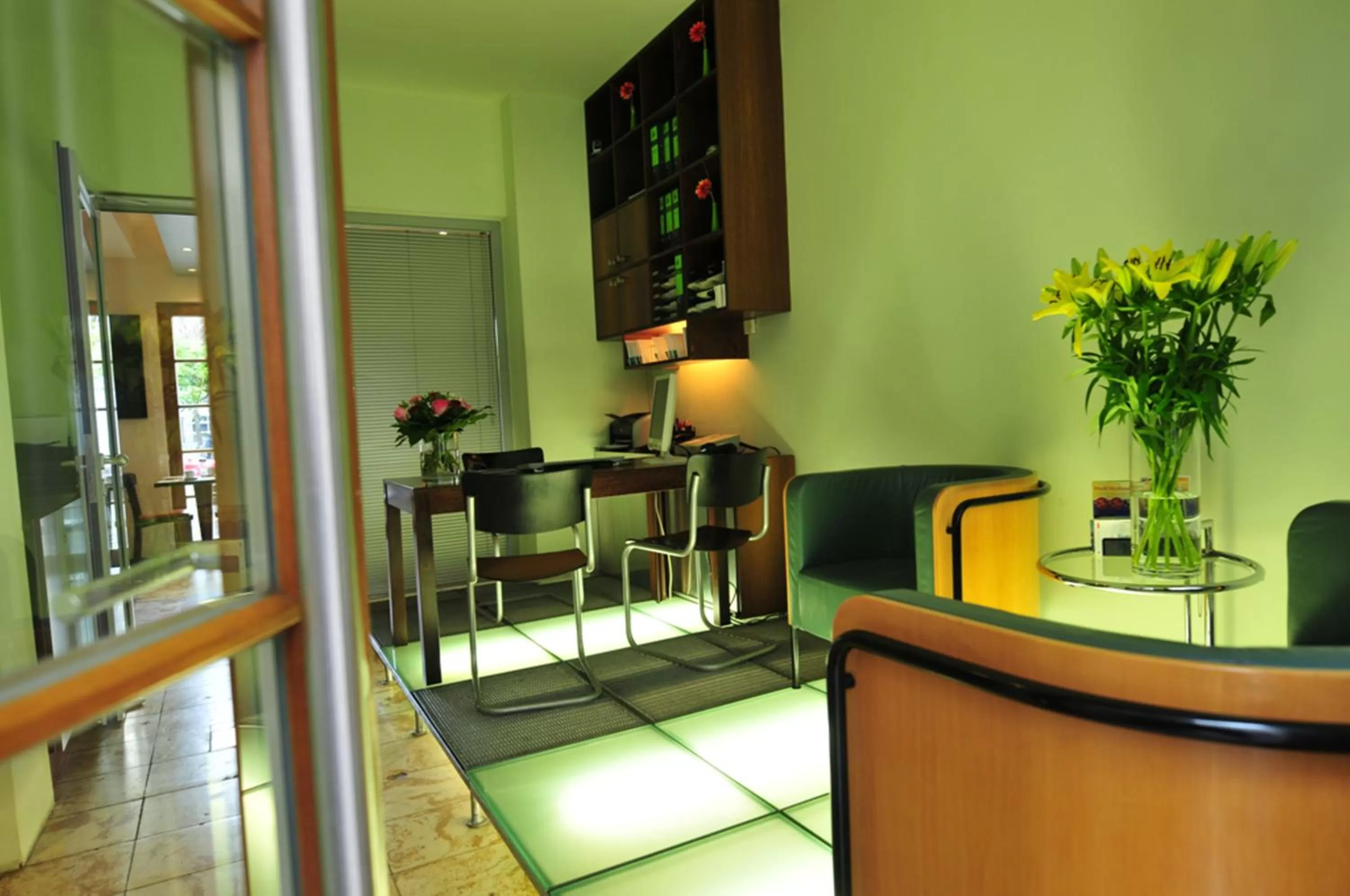 Communal lounge/ TV room in Lint Hotel Köln