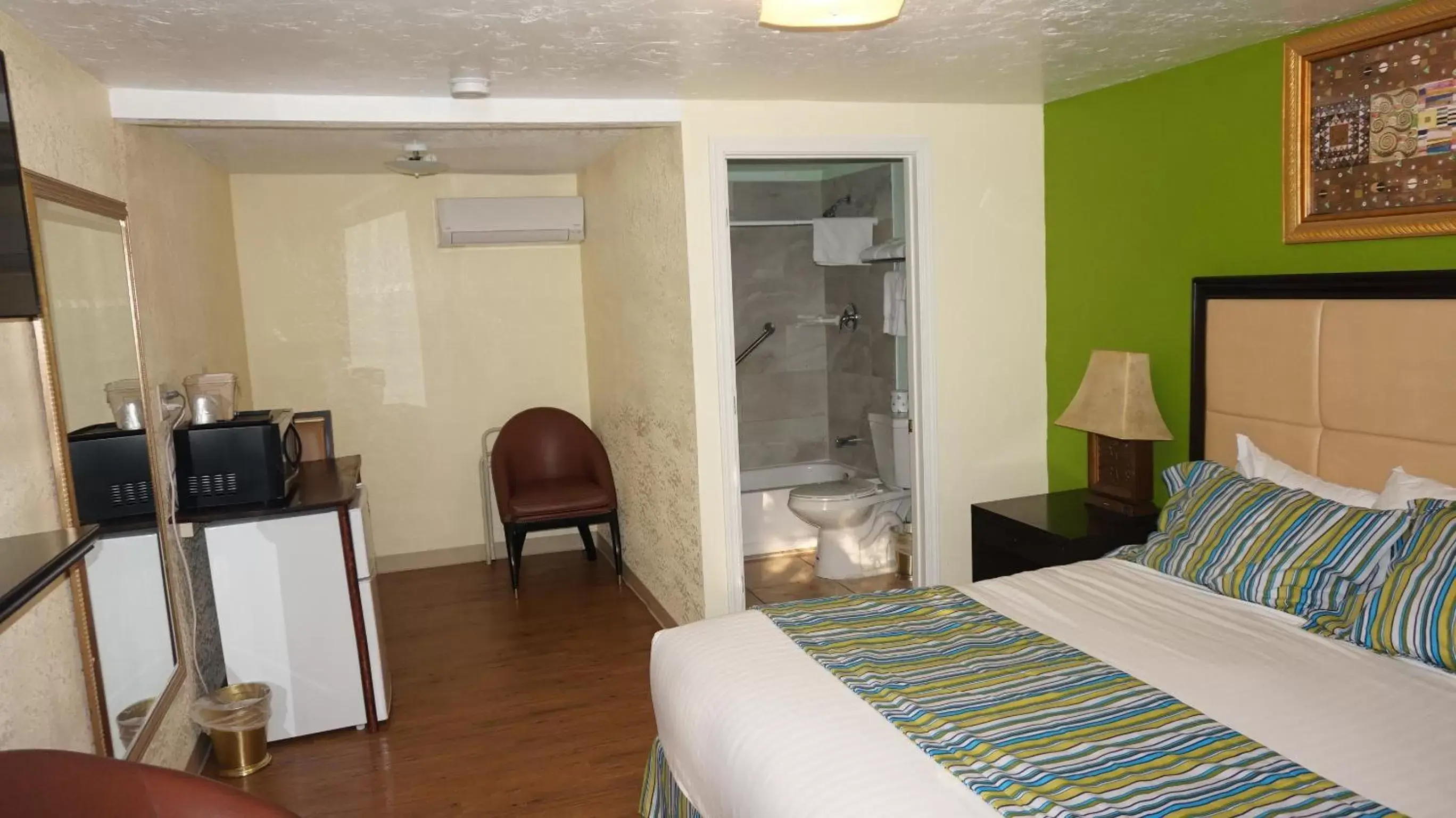 Deluxe King Suite in Eagle Crater Lake Inn Deluxe King Suite in Eagle Crater Lake Inn