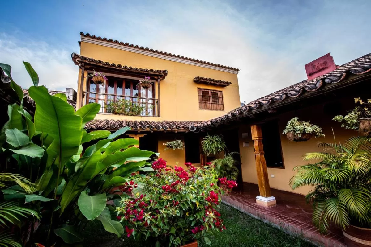 Property Building in La Casa Amarilla