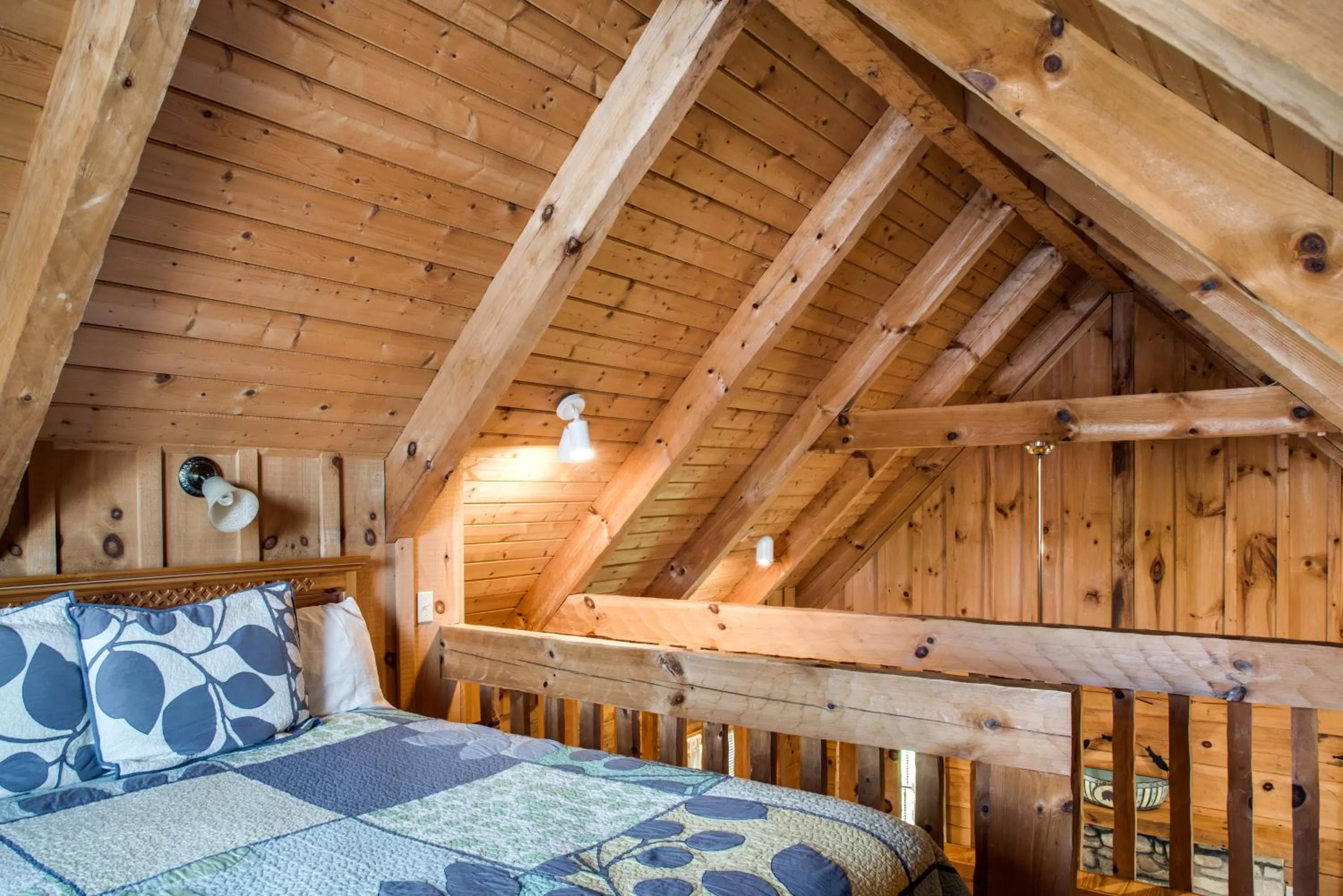 Bed in Boxwood Lodge Blowing Rock near Boone-University