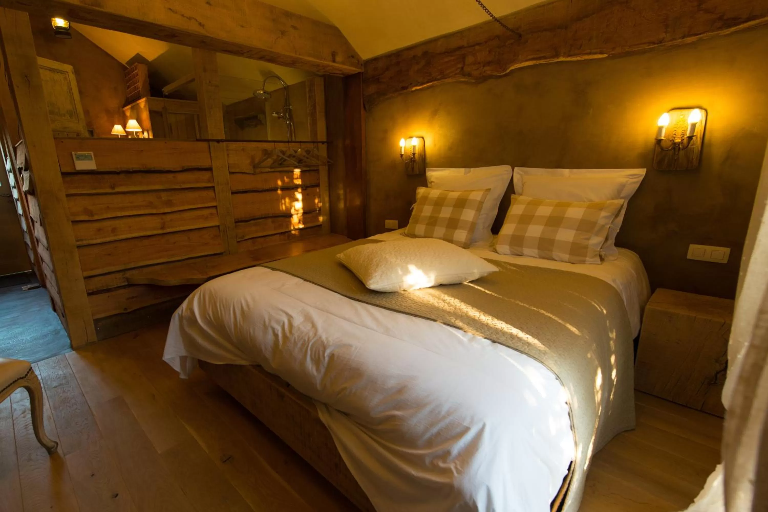 Shower, Bed in Les Chambres du Vivier, chambres d'hôtes et gîte - à 100m -