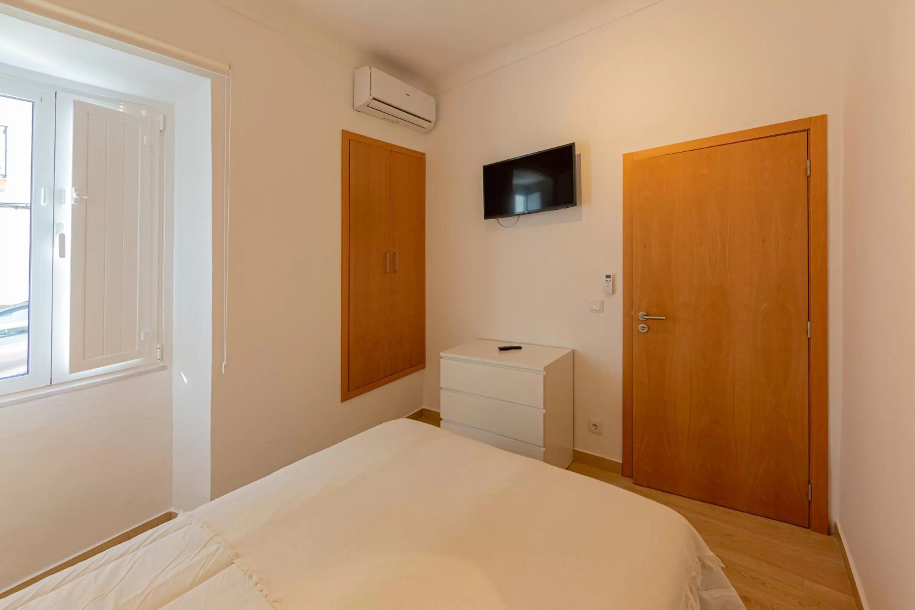 Communal lounge/ TV room, Bed in Luxury Palm Suites