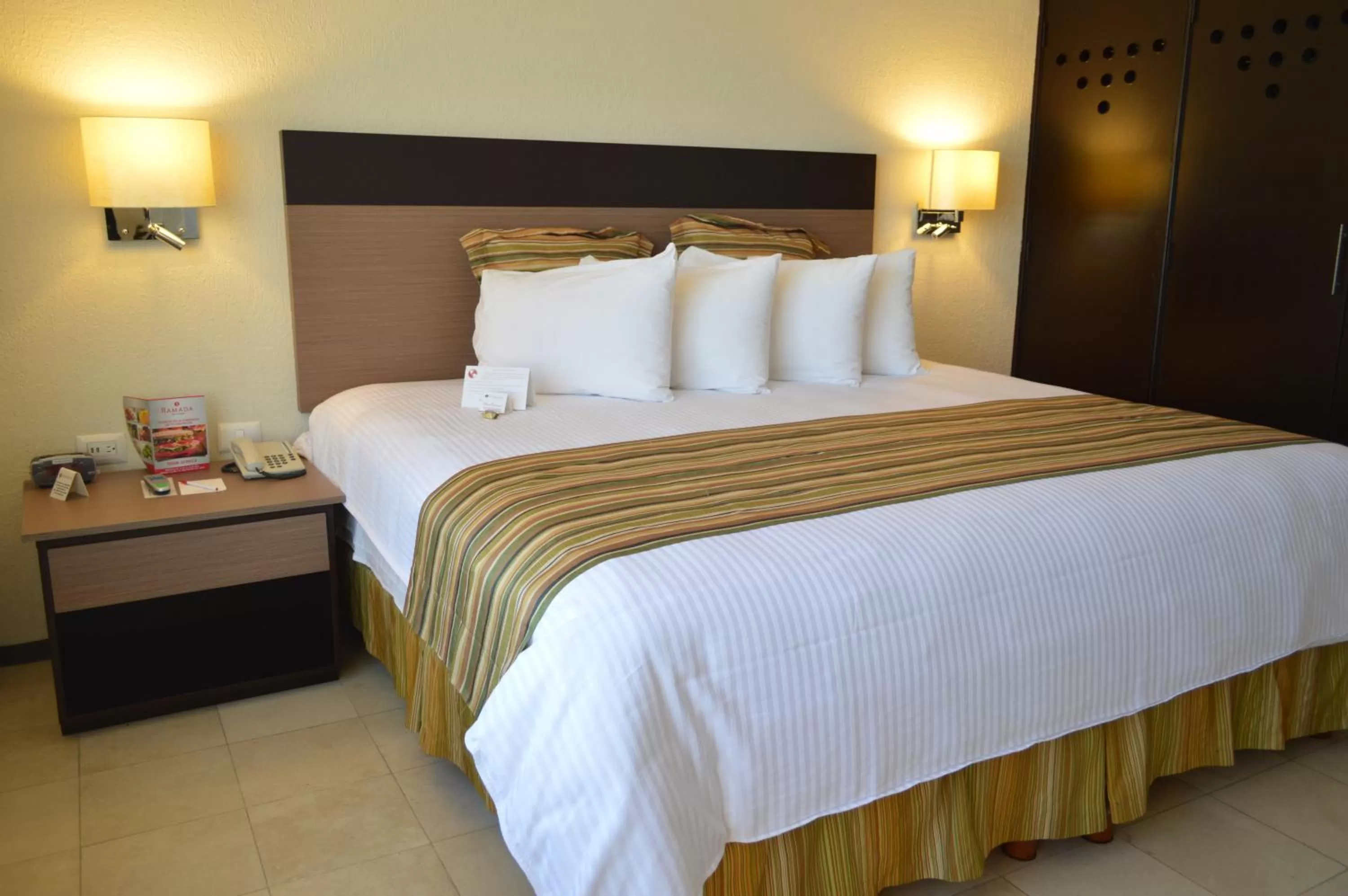 Photo of the whole room, Bed in Ramada Hola Culiacan