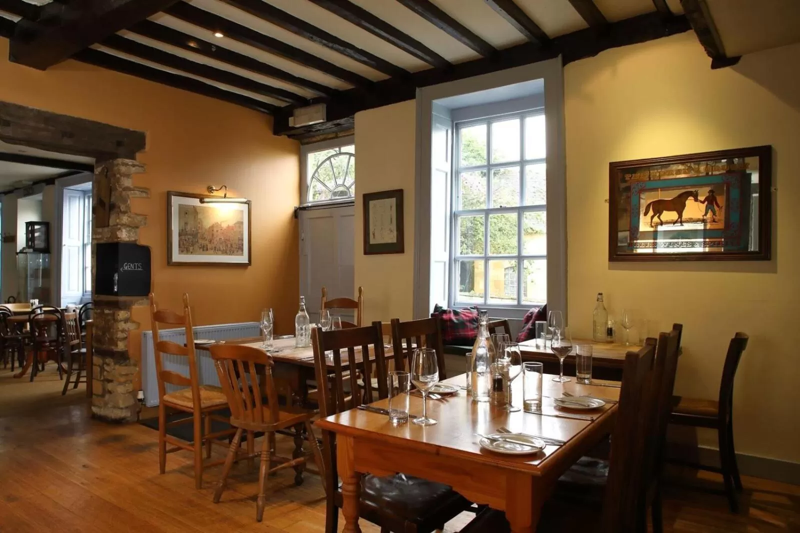 Restaurant/Places to Eat in Horse and Groom