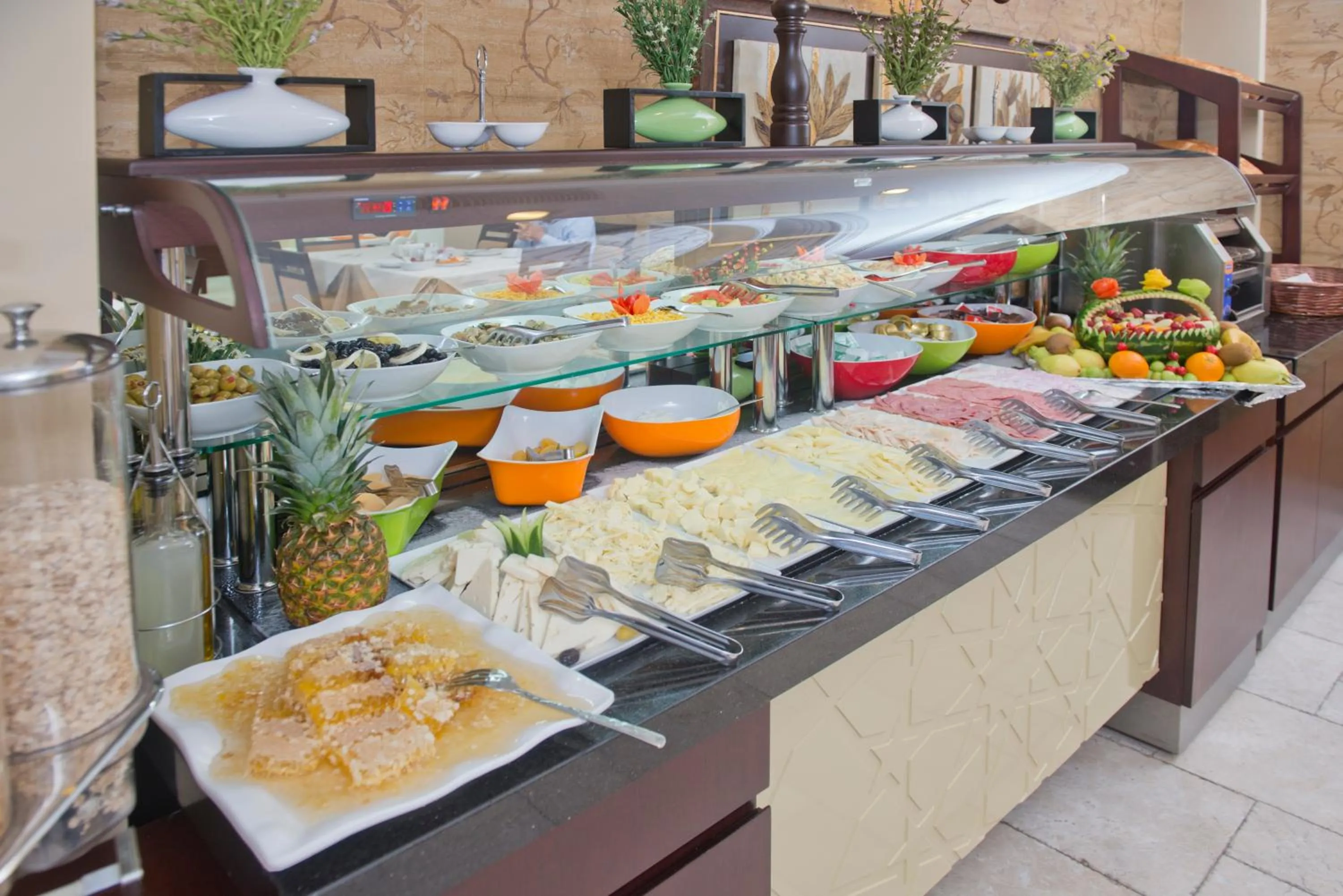 Restaurant/places to eat in Emporium Hotel