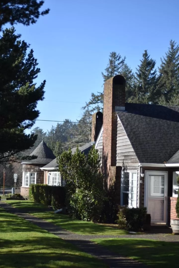 Facade/entrance, Property Building in Ecola Creek Lodge