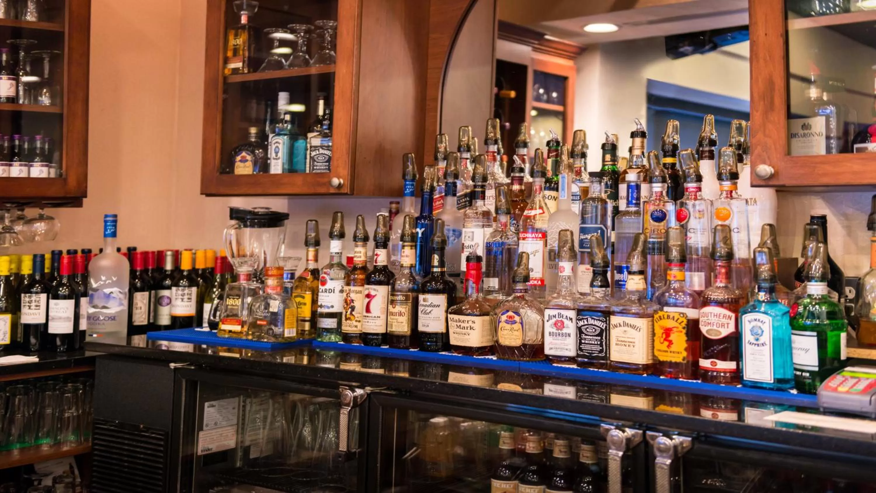 Lounge or bar in Holiday Inn Hotel & Suites Warren by IHG