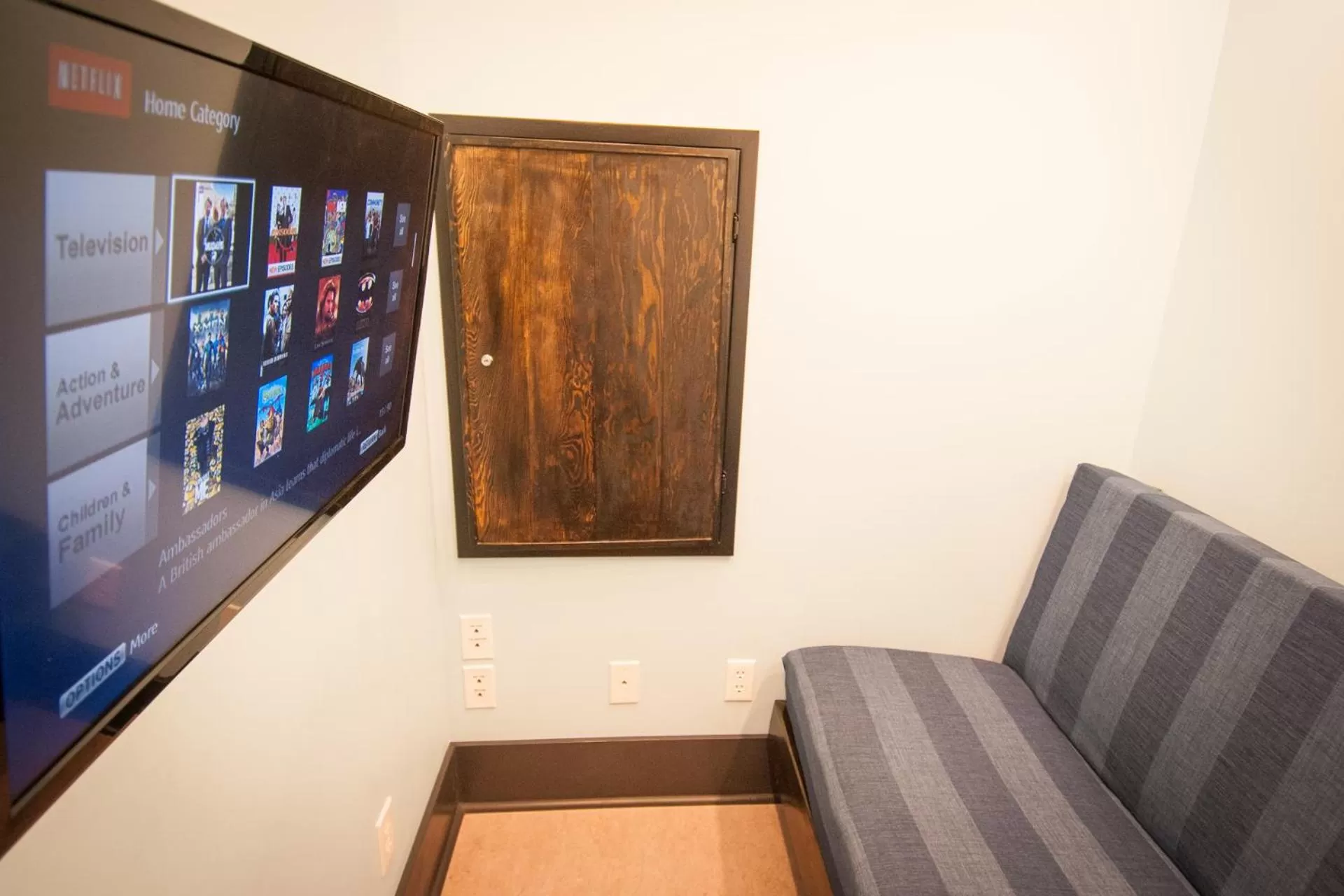 Communal lounge/ TV room in Ocean Island Inn | Backpackers | Suites