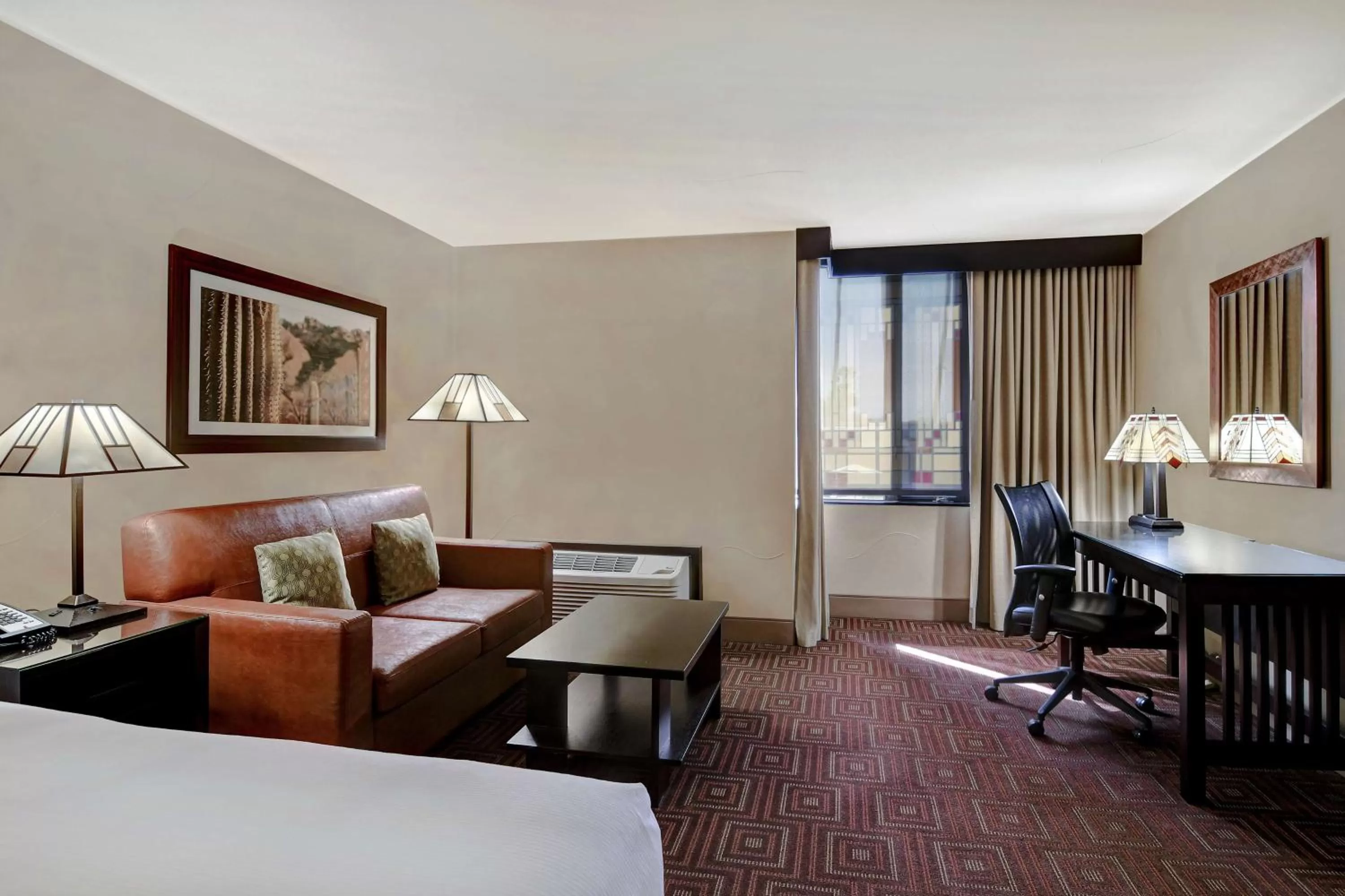 Living room, Bed in DoubleTree by Hilton Phoenix- Tempe