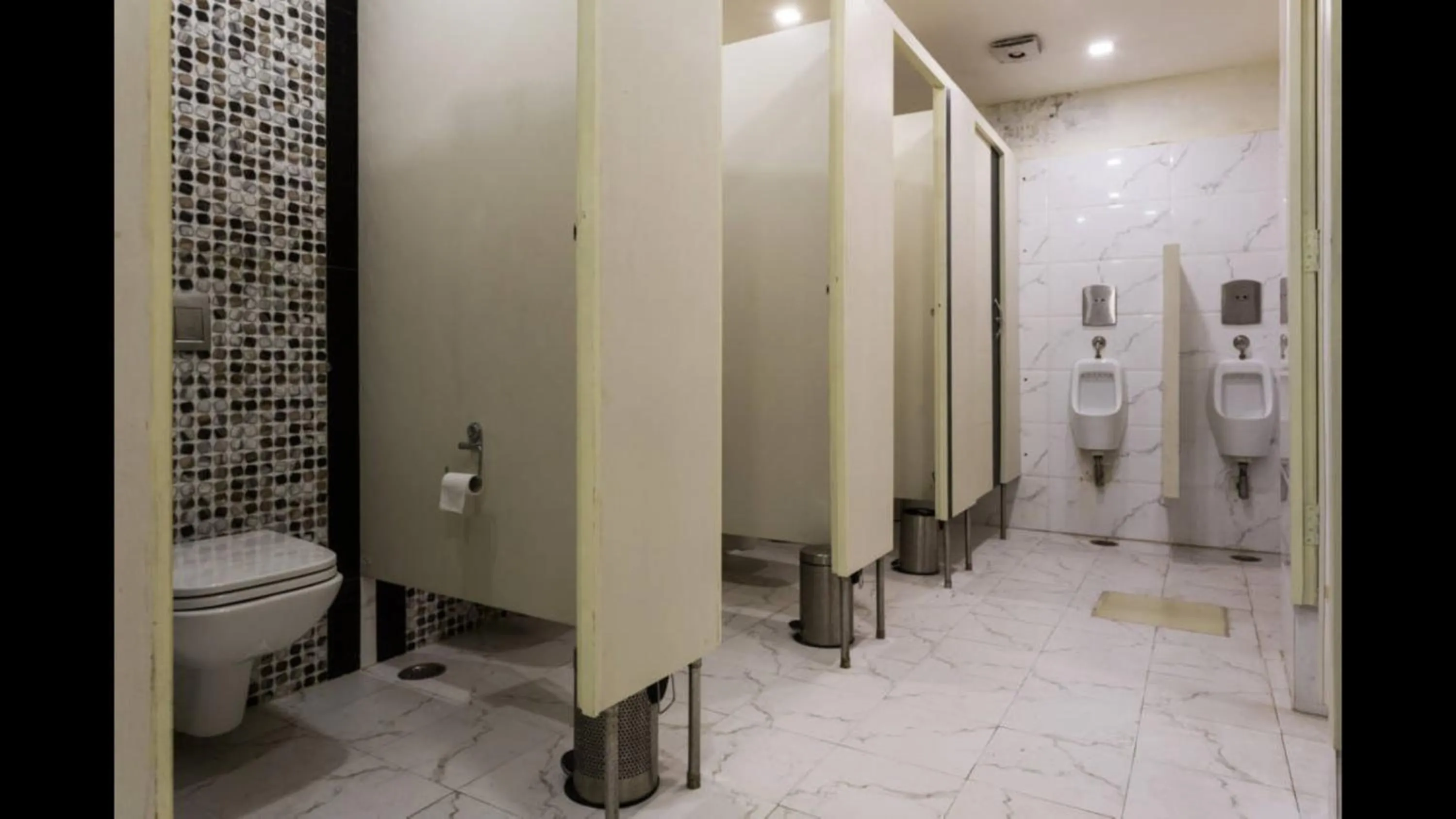 Bathroom in Joey's Hostel Delhi - 20 mins from Railway Station