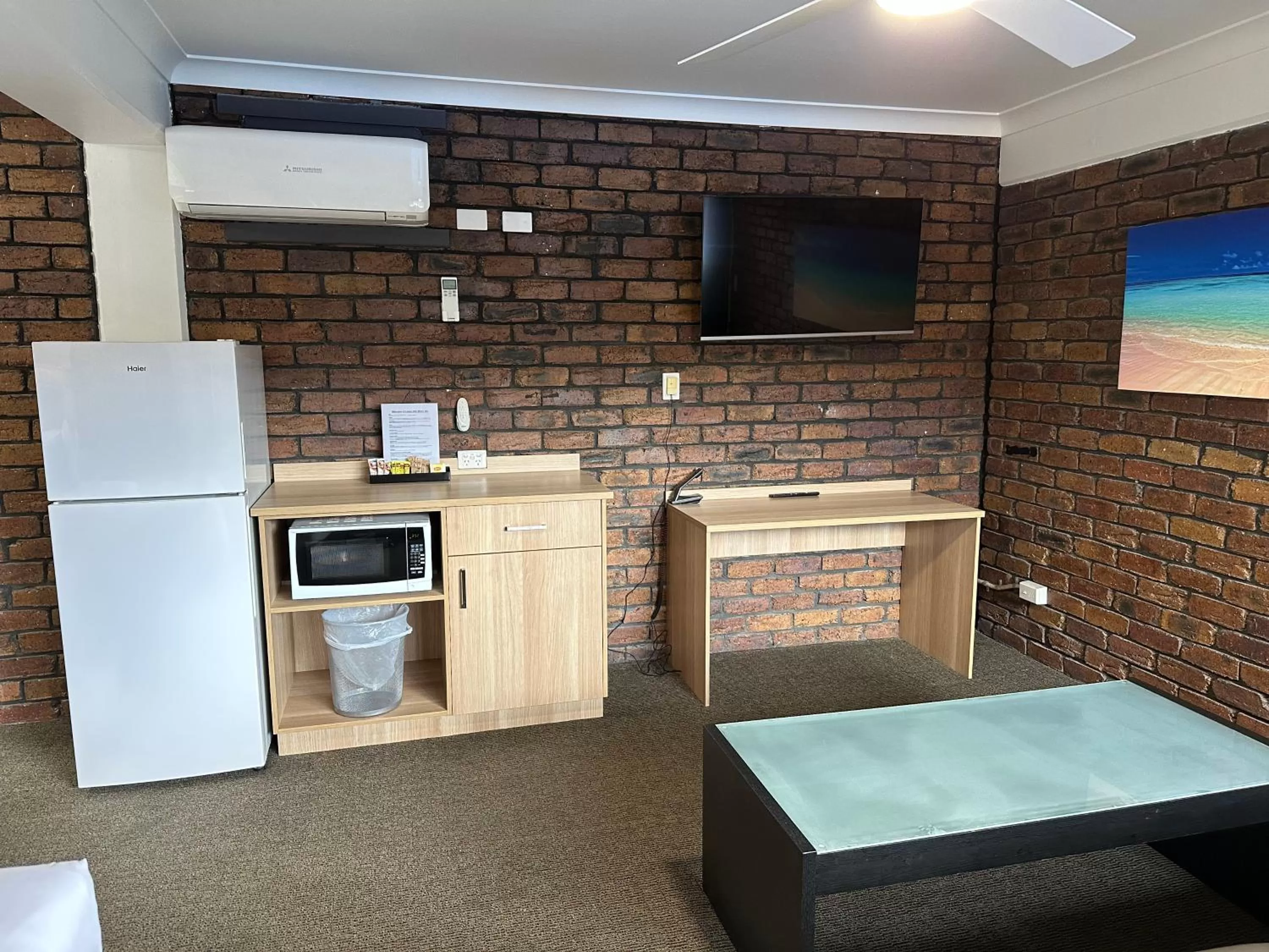 Kitchen or kitchenette in Logan City Motor Inn