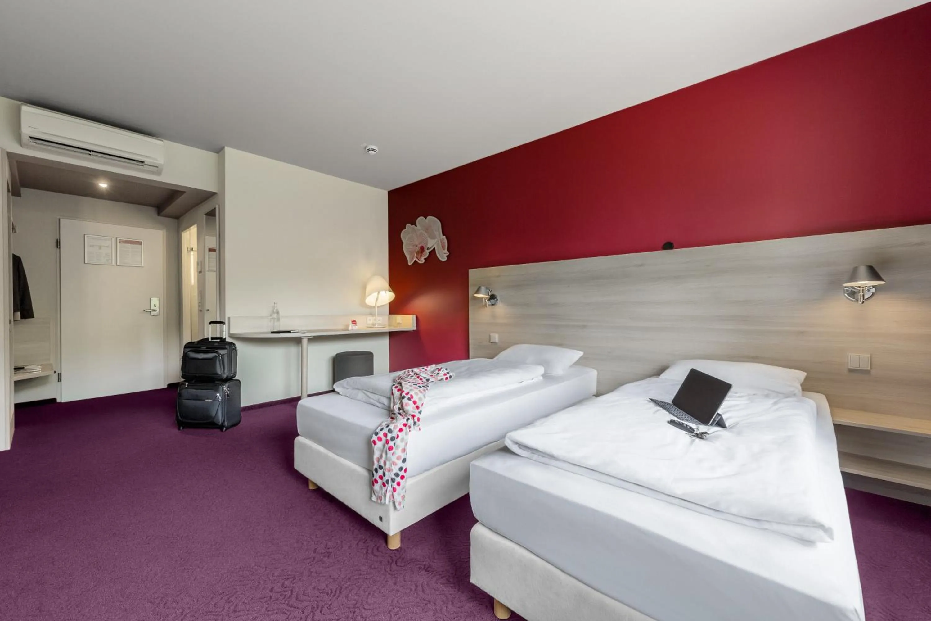 Photo of the whole room, Bed in Serways Hotel Heiligenroth