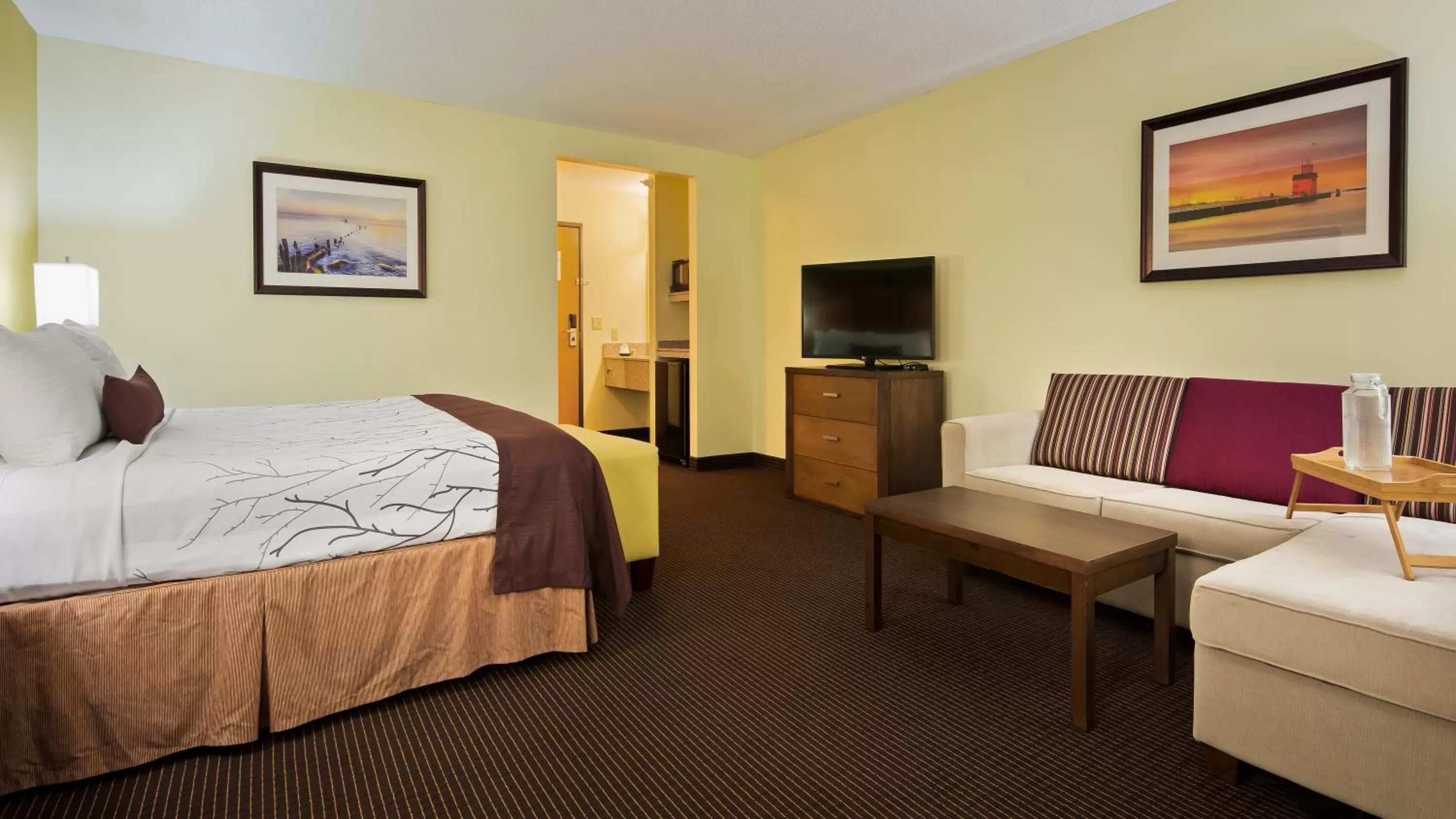 Photo of the whole room, Bed in White Pine Inn & Suites
