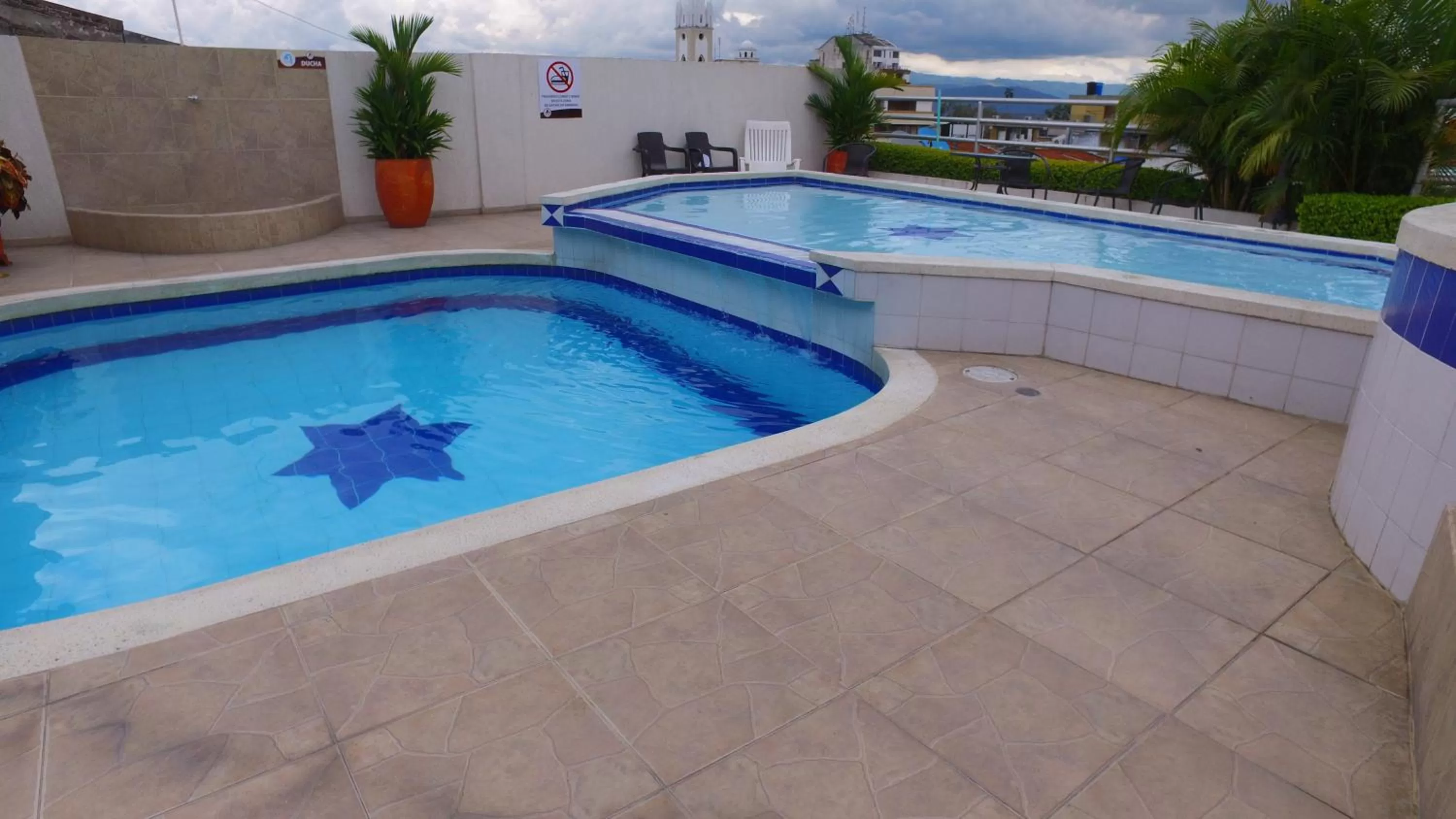 Swimming Pool in Hotel Cafe Plaza