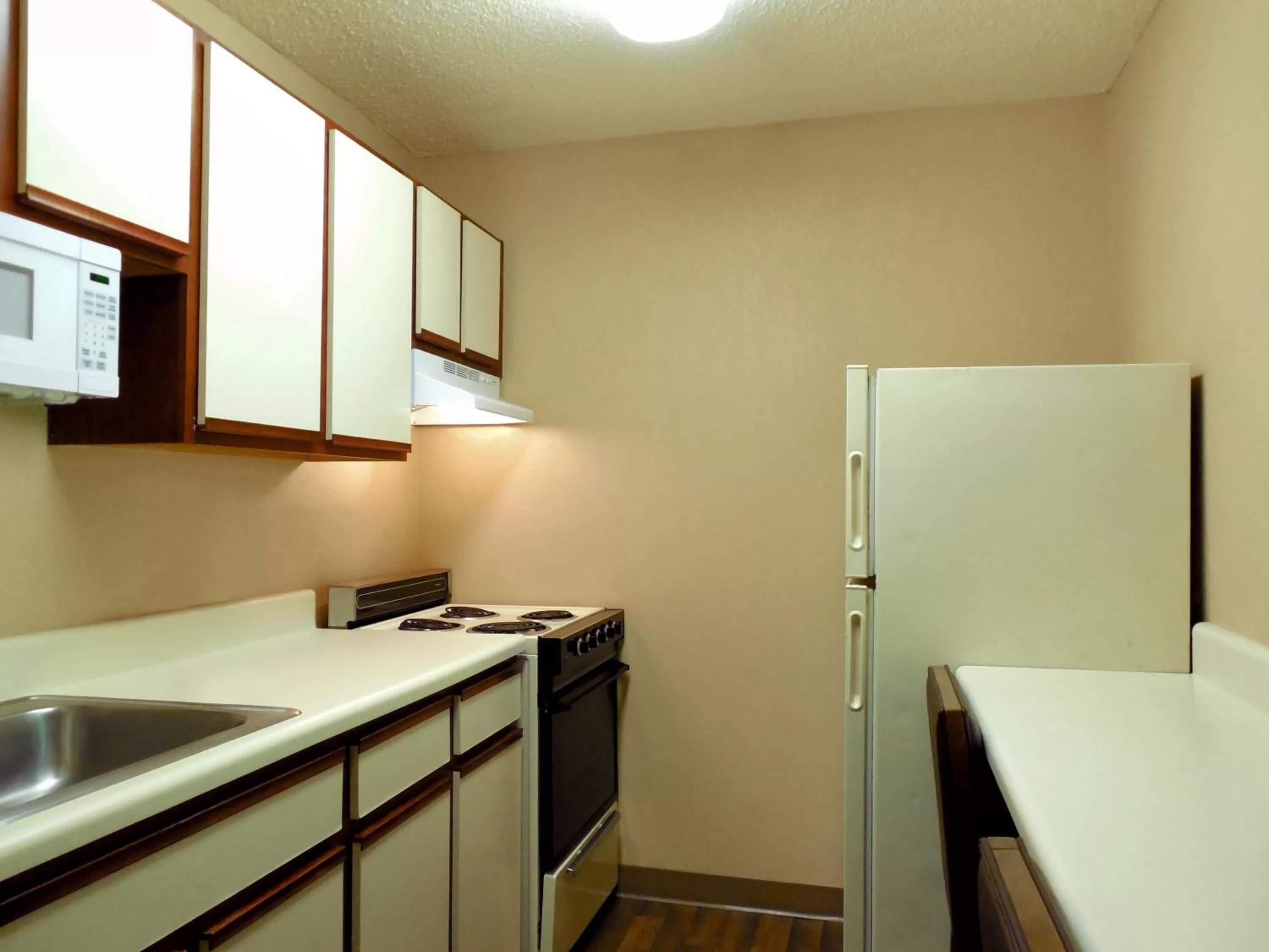 Kitchen or kitchenette in Extended Stay America Suites - Raleigh - Cary - Harrison Ave