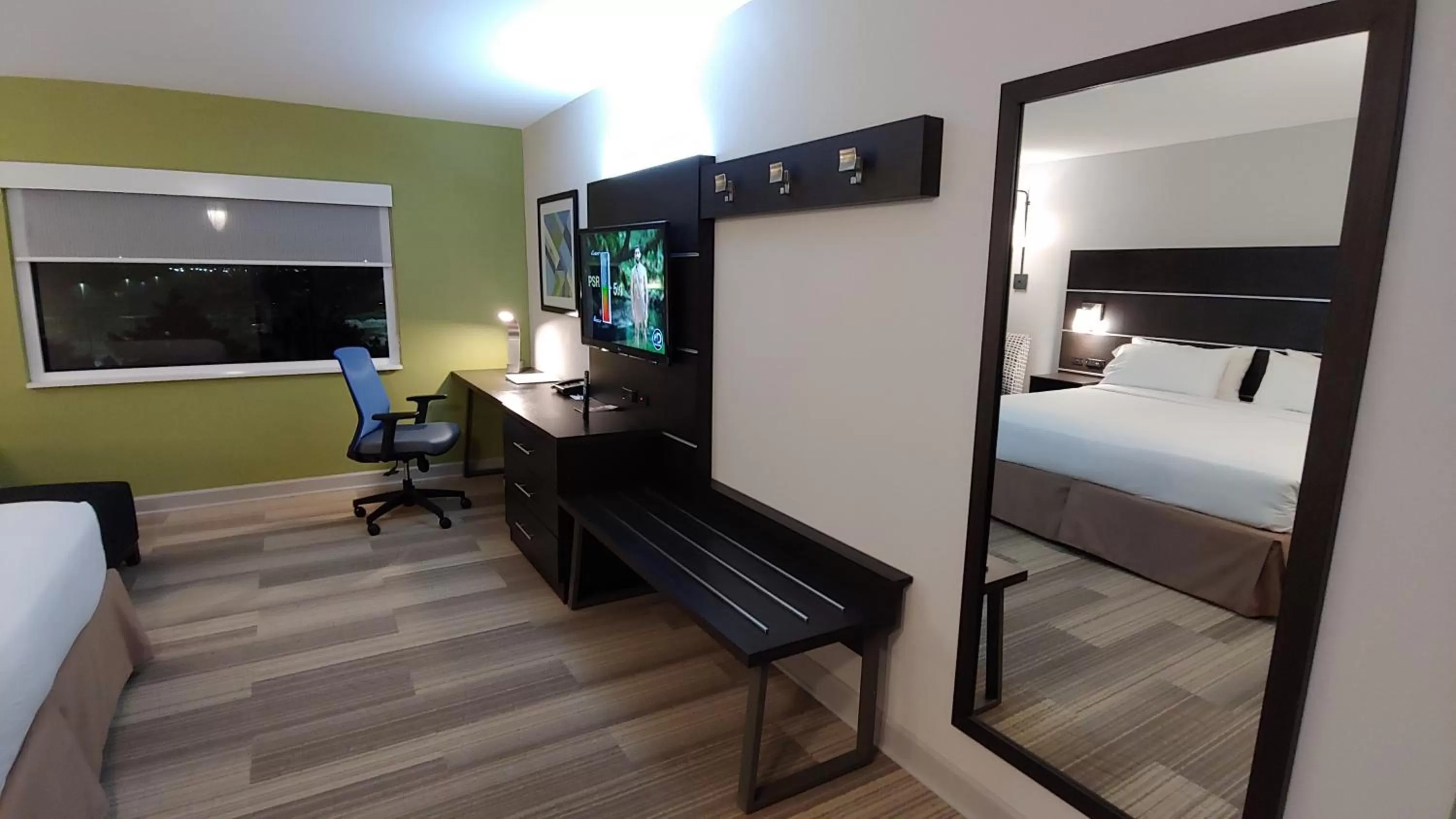 Photo of the whole room, Bed in Holiday Inn Express Schaumburg-Rolling Meadows by IHG