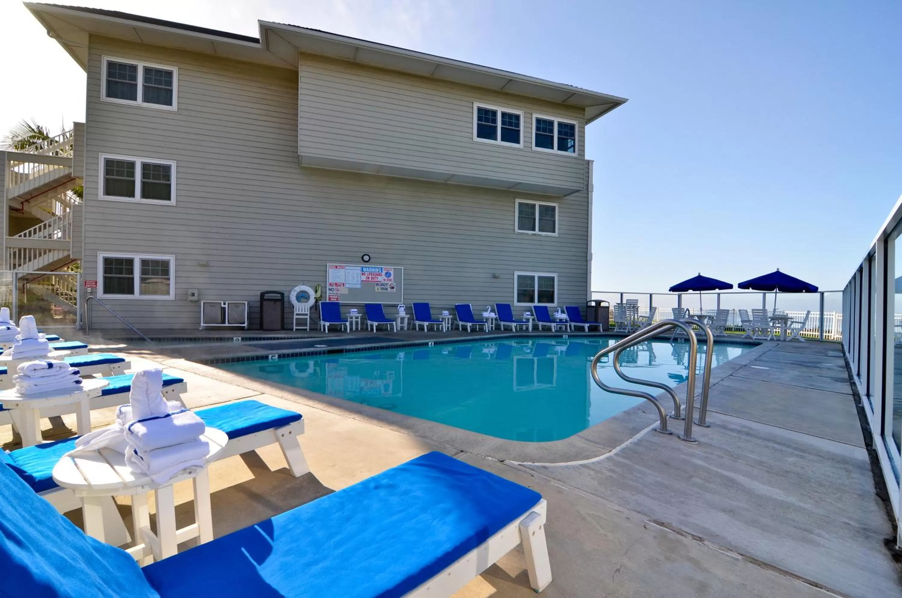 Swimming pool in Pismo Lighthouse Suites