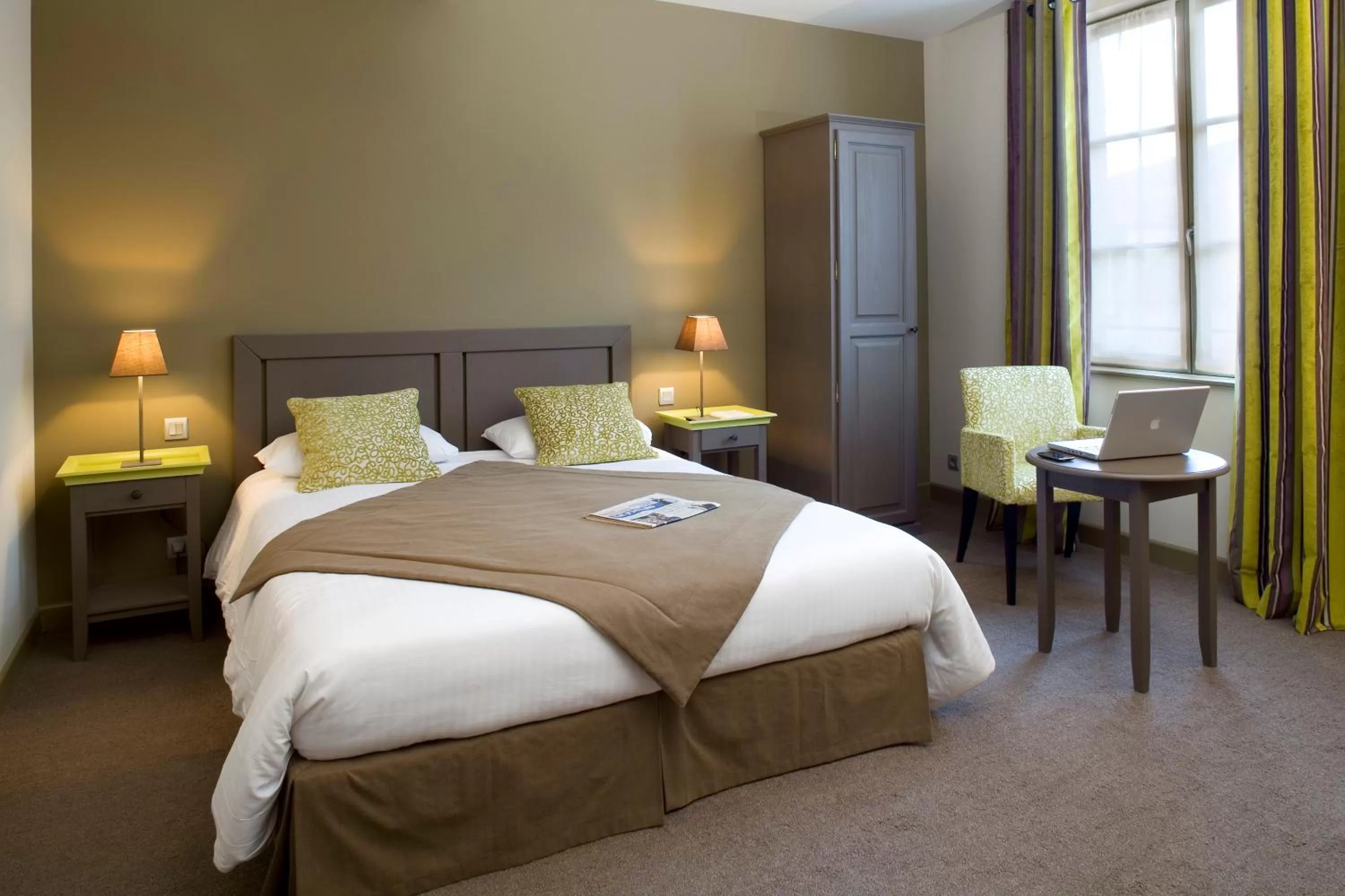 Bed in Hôtel Aux Vieux Remparts