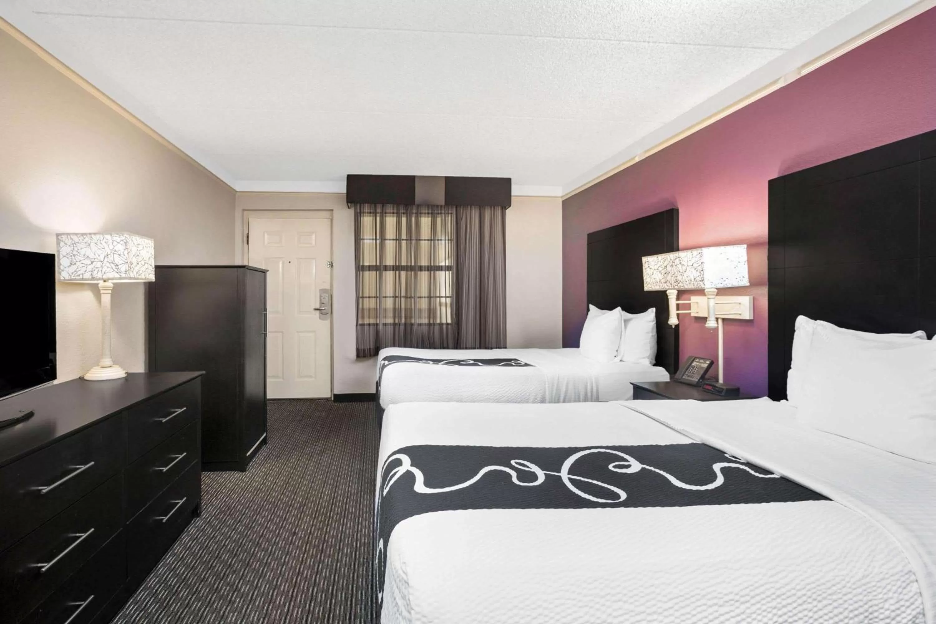 Photo of the whole room, Bed in La Quinta Inn by Wyndham Fresno Yosemite