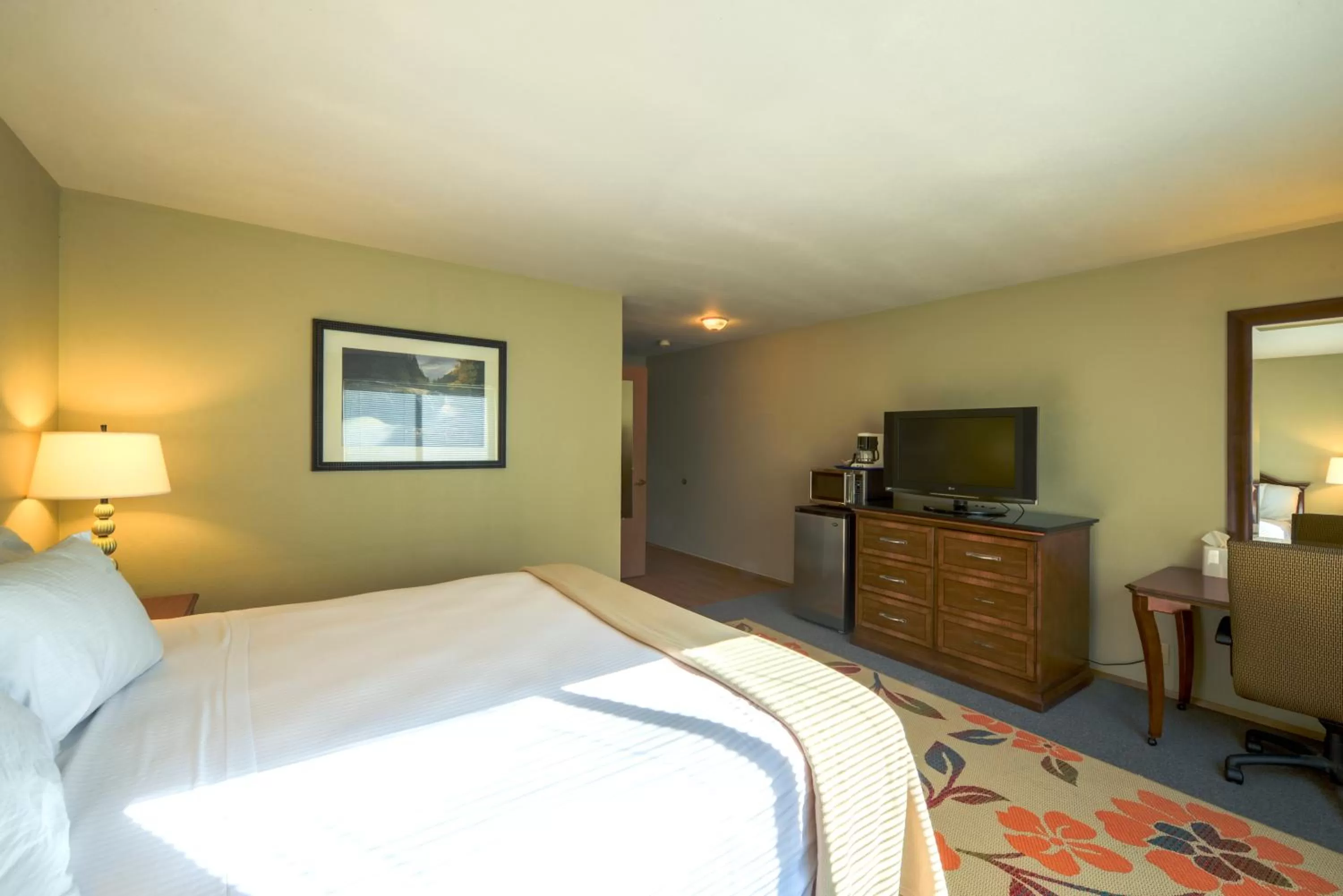 Single King Bed in Packwood Lodge & Cabins