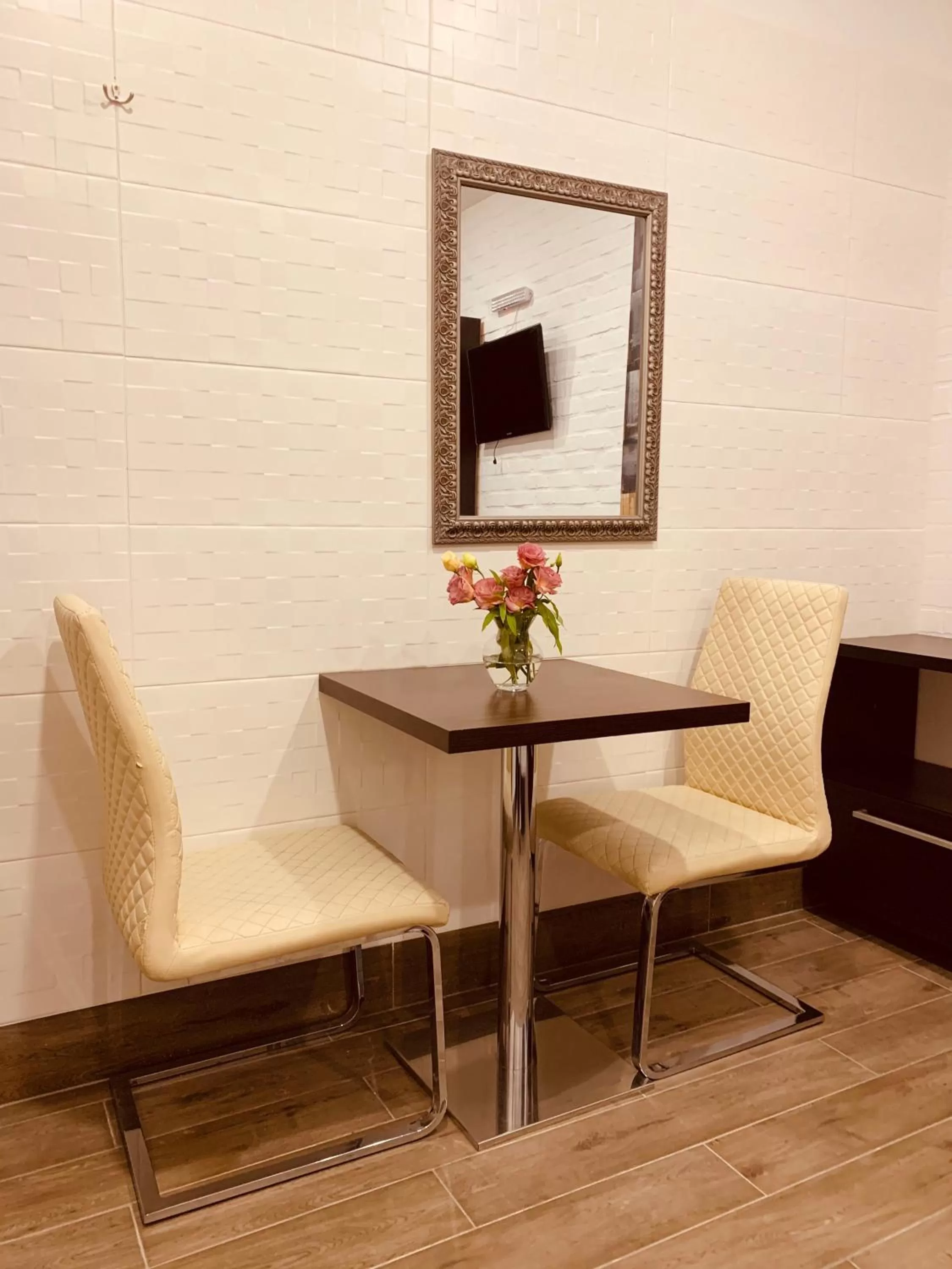 TV and multimedia in WINE & ROSE BOUTIQUE HOTEL