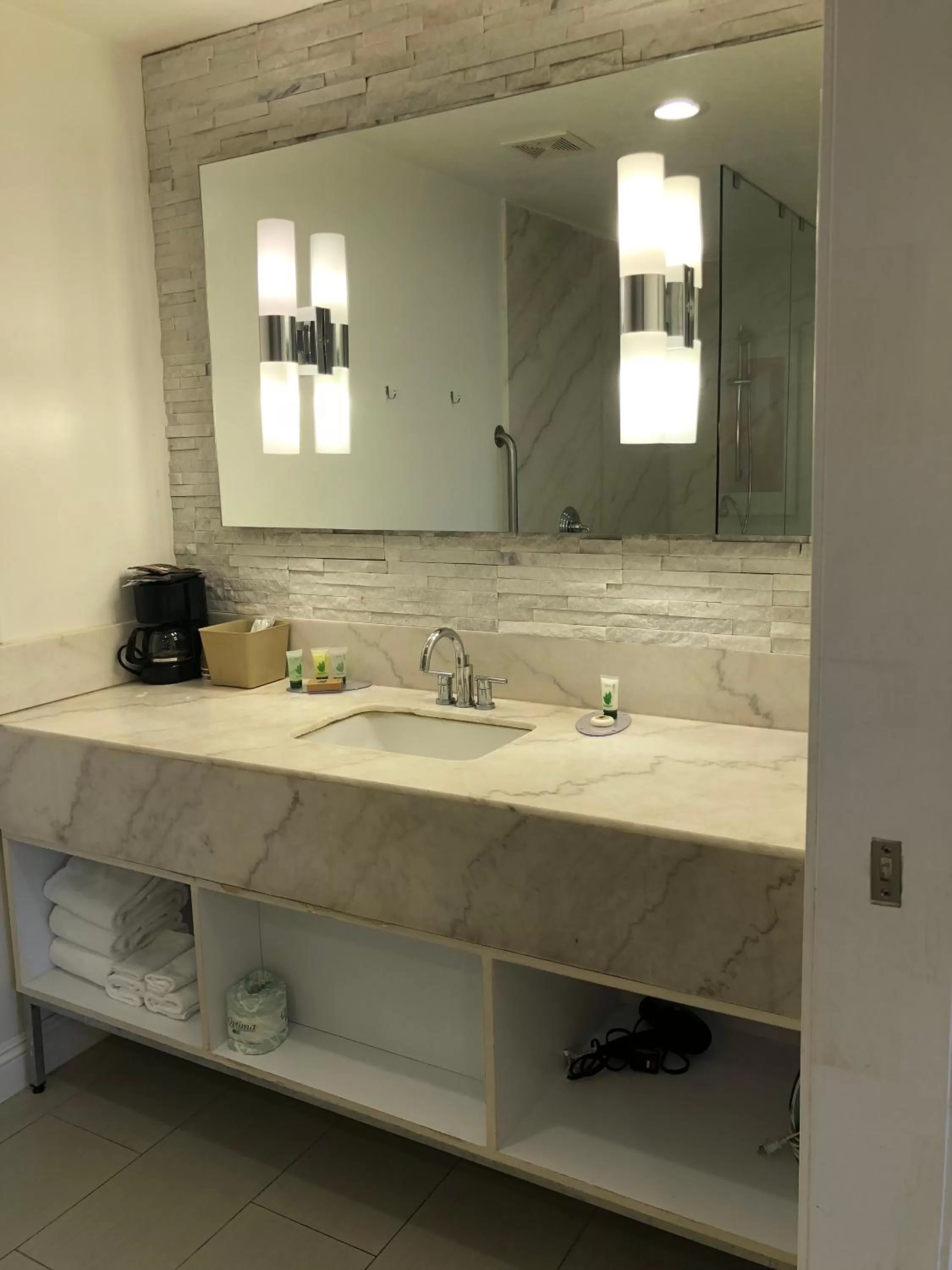 Bathroom in Hotel Le Reve Pasadena