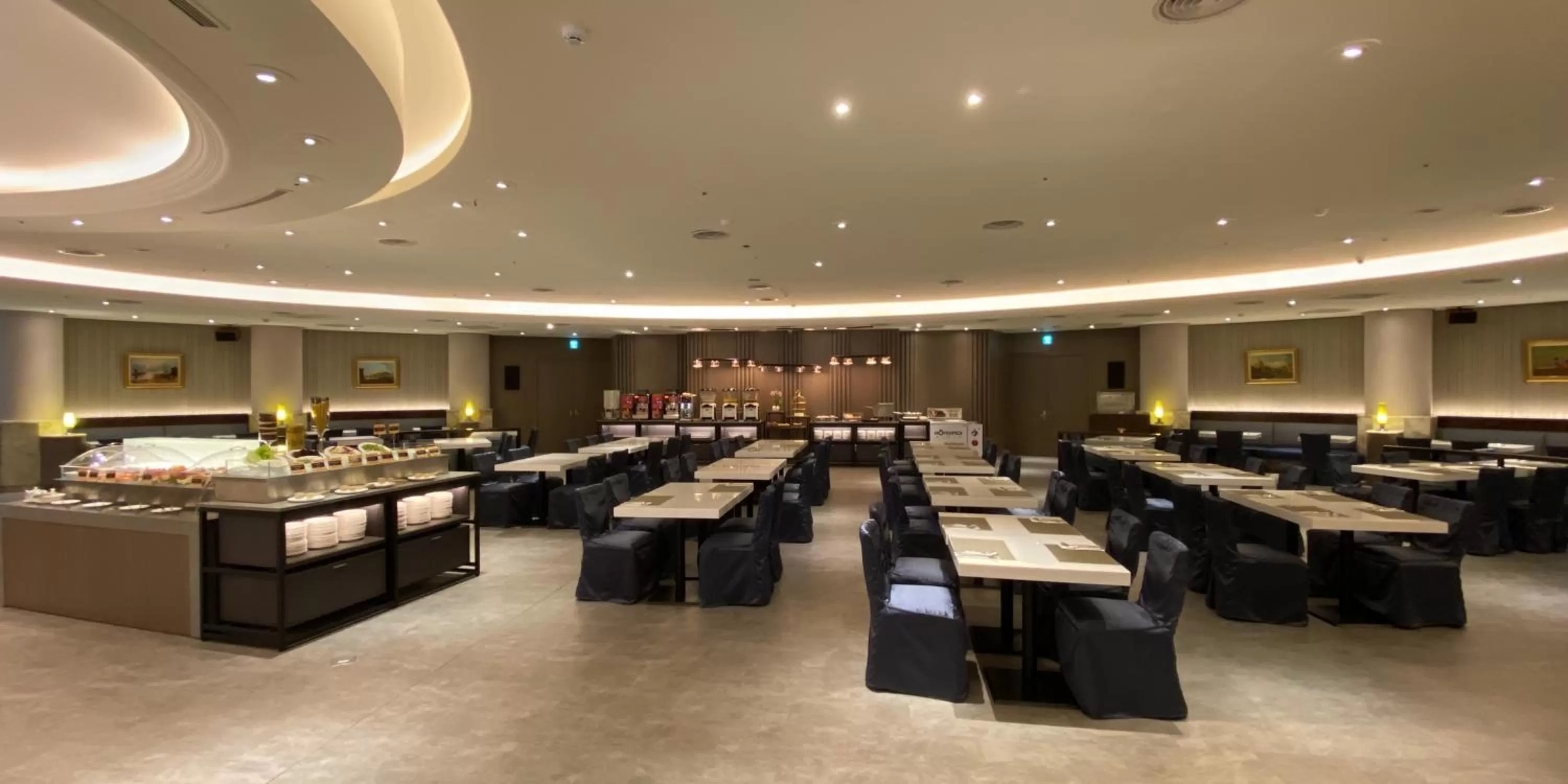 Restaurant/places to eat in Monarch Plaza Hotel