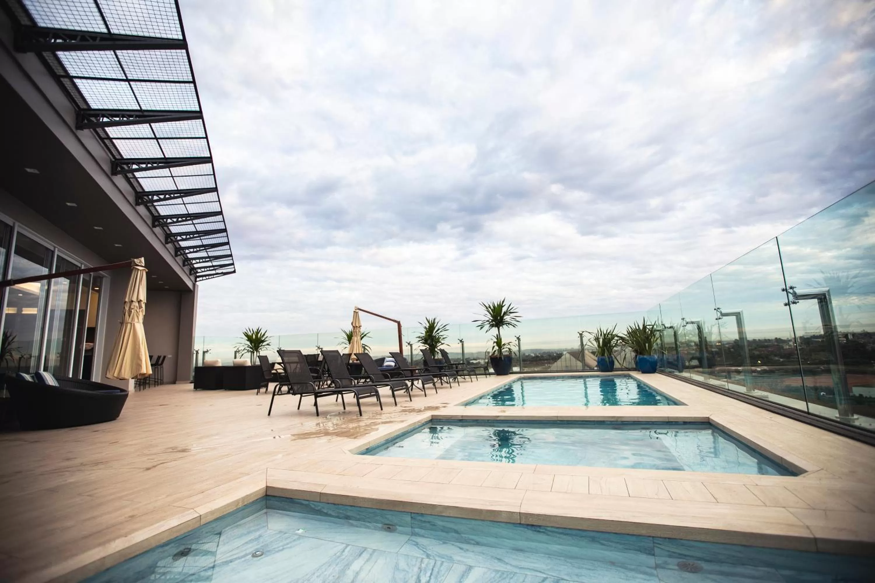 Swimming pool in Transamerica Executive Maringá