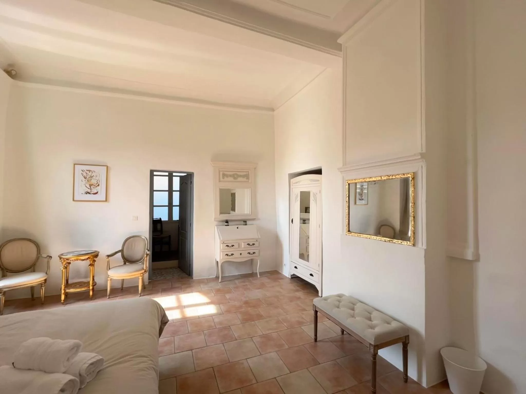 Photo of the whole room in La Tour de Pezene