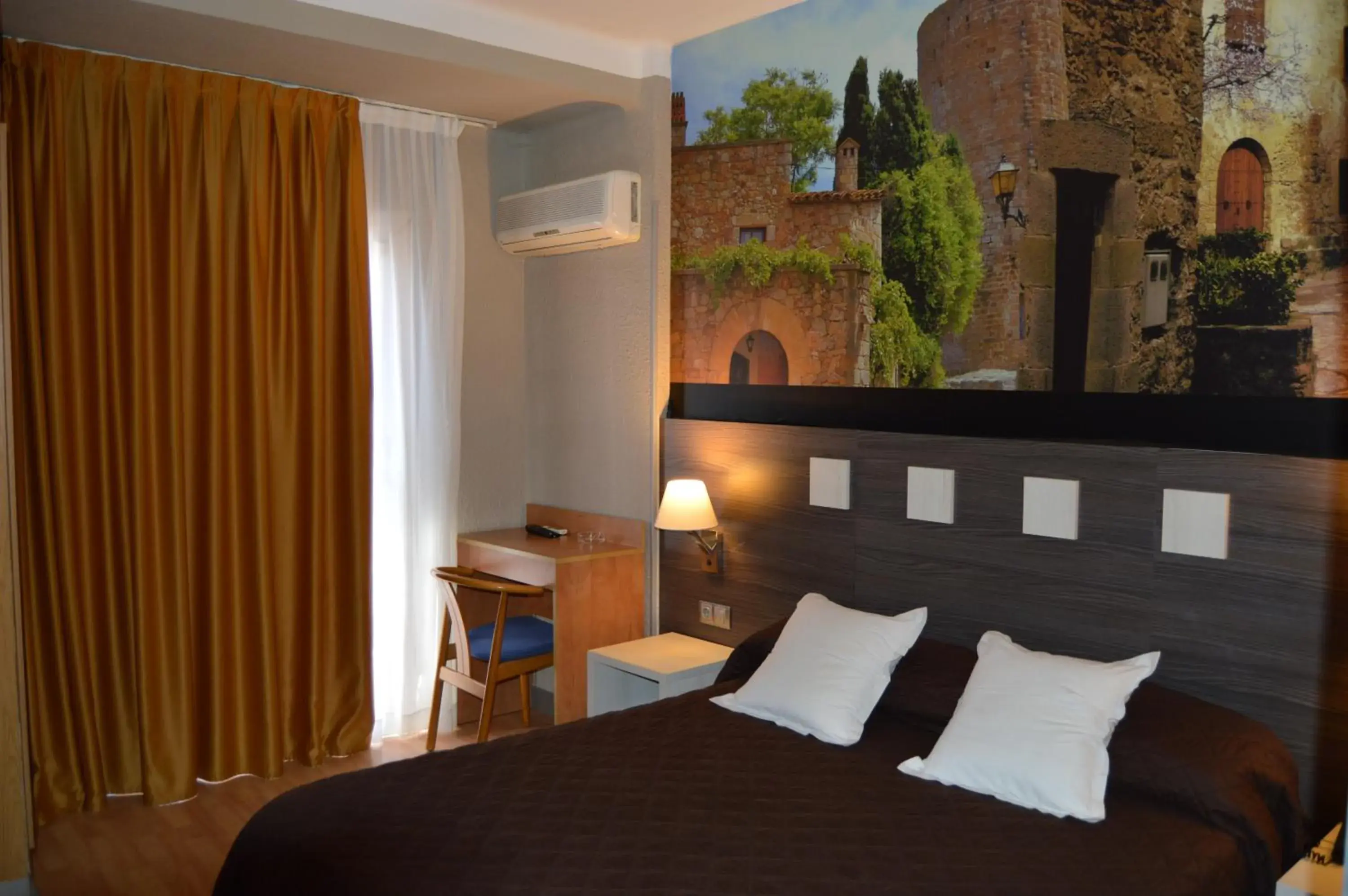 Double or Twin Room in Hotel Ciutadella Double or Twin Room in Hotel Ciutadella