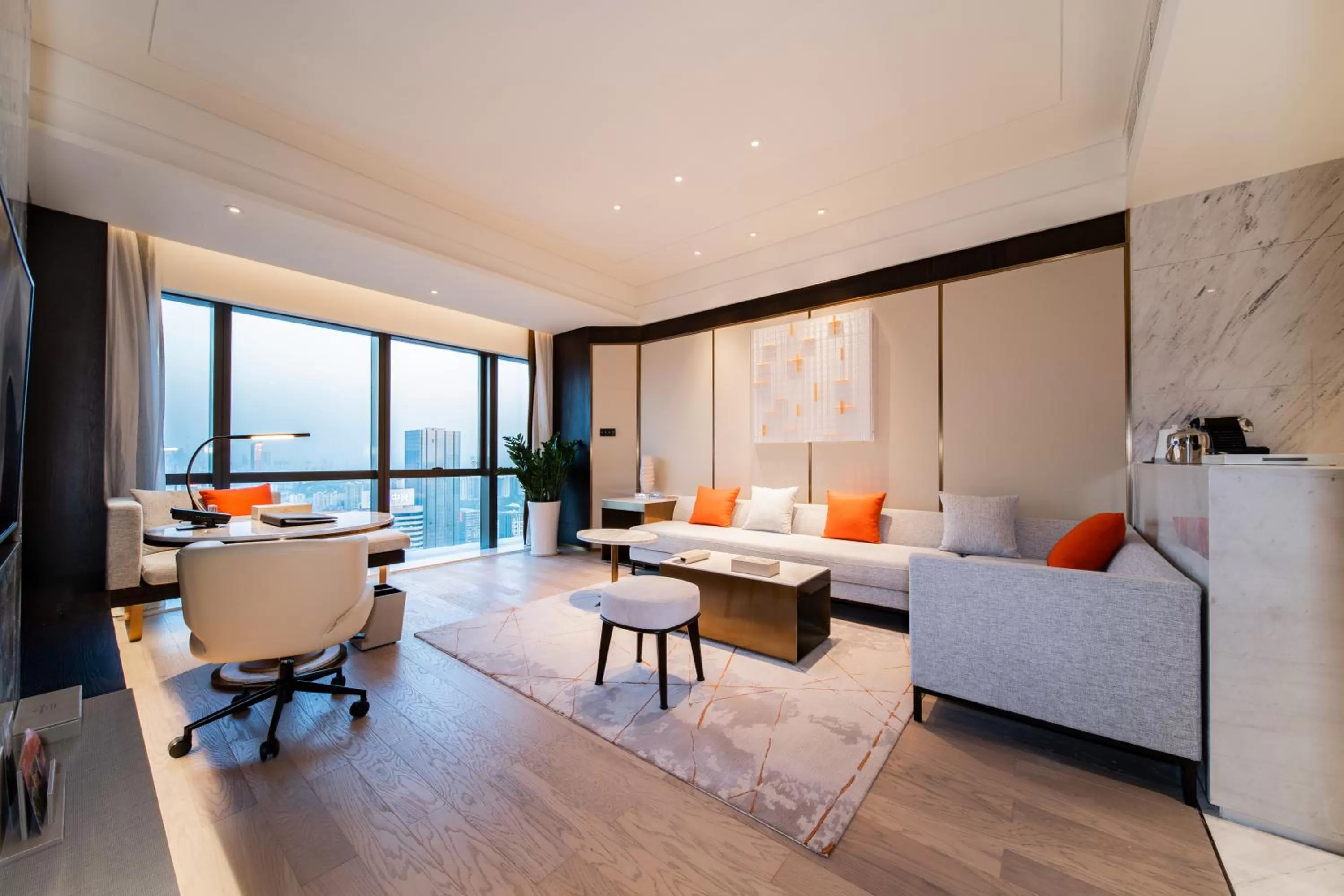 Living room in Crowne Plaza Shenzhen Nanshan by IHG