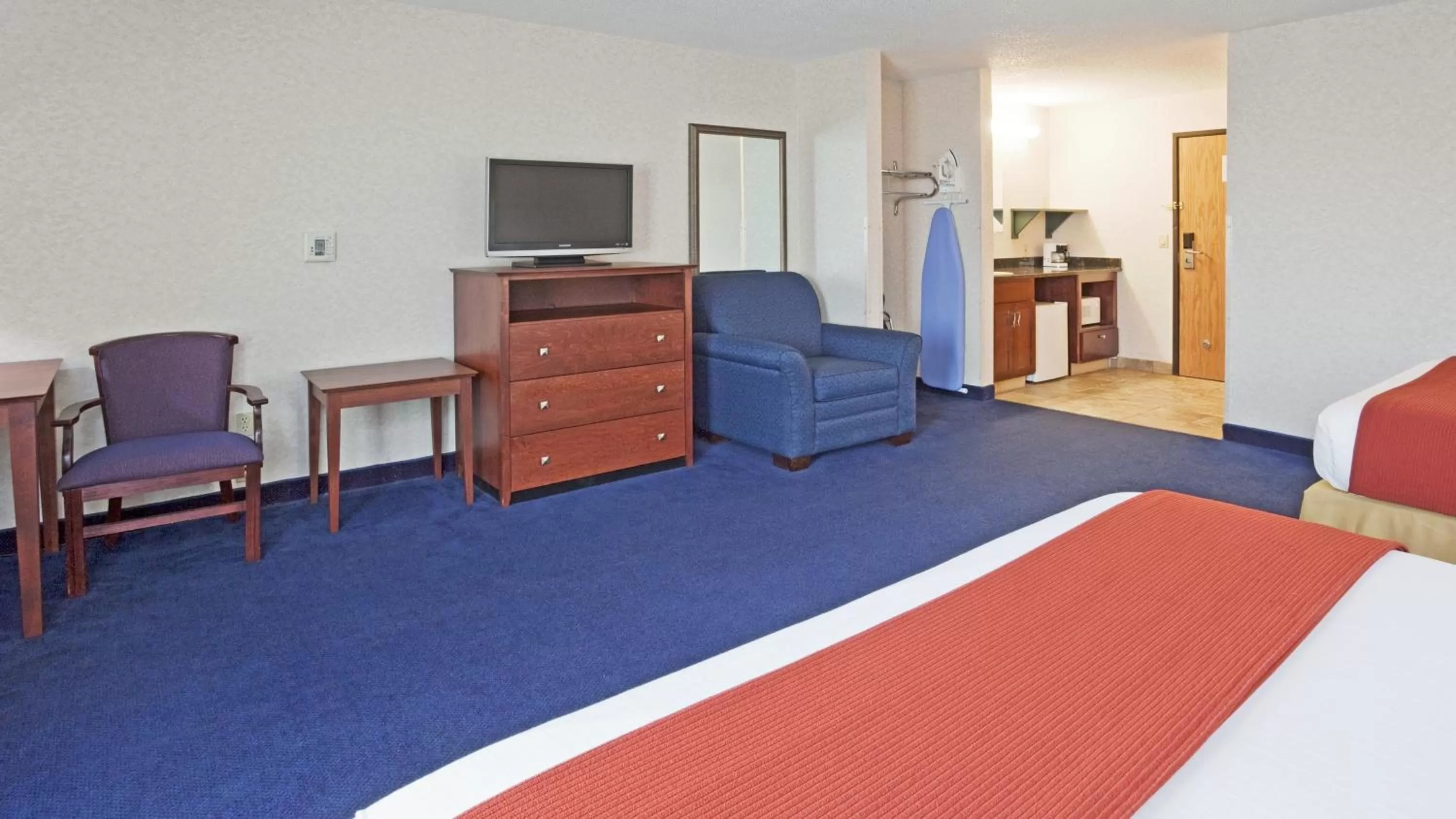Standard Queen Room with Sofa Bed in Holiday Inn Express Deforest by IHG
